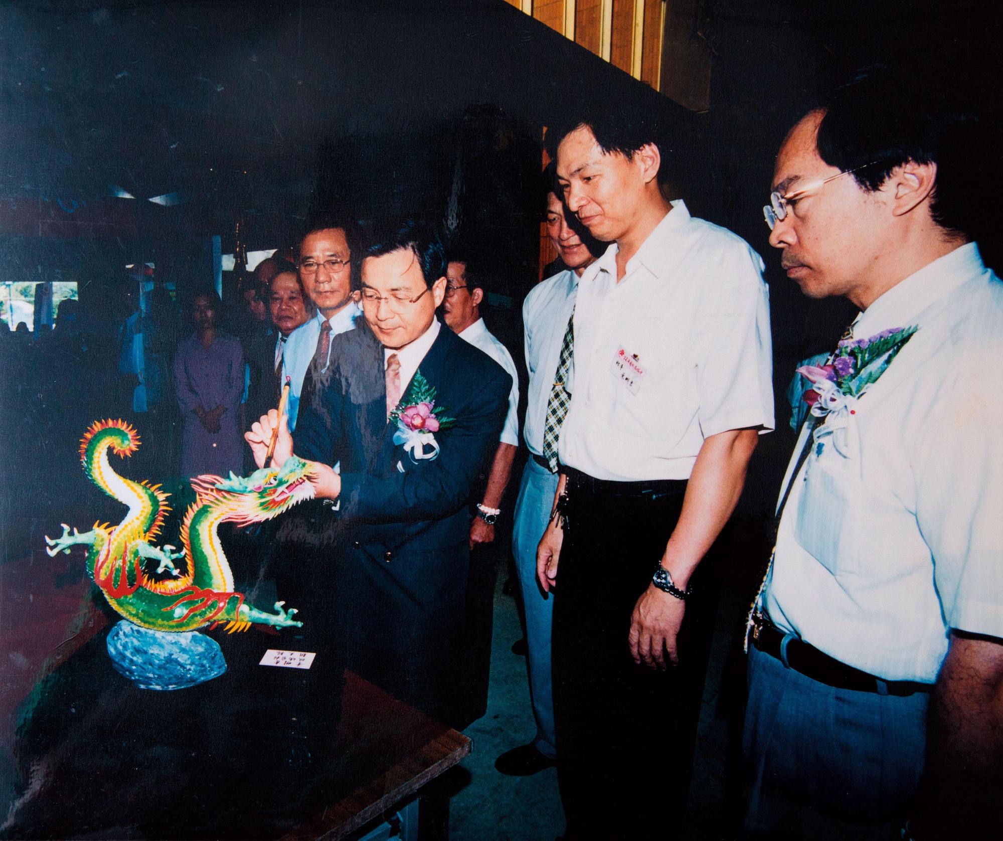 2000年葉明吉首創全立體作品《朝天龍》,當時台南市長許添財還親自點睛。(葉明吉提供)