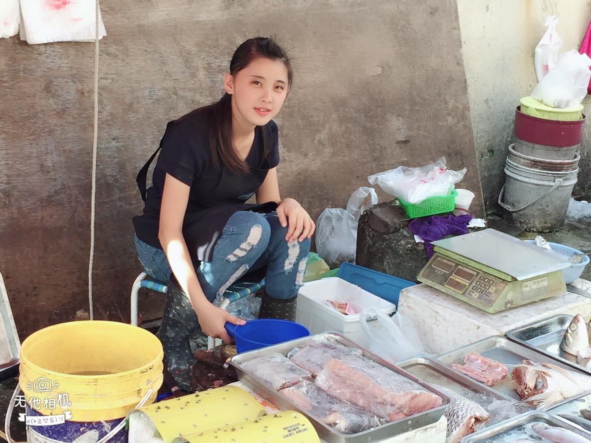 高職賣魚正妹相當熟練地殺魚賣魚，還有讓網友瘋狂的空靈長相。（翻攝Becca Tsai臉書）