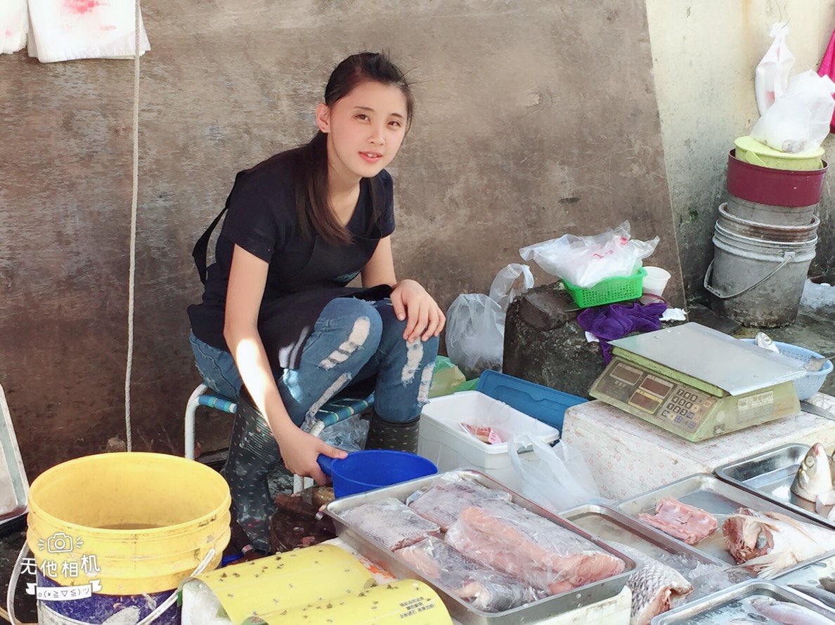 高職賣魚正妹相當熟練地殺魚賣魚，還有讓網友瘋狂的空靈長相。（翻攝Becca Tsai臉書）
