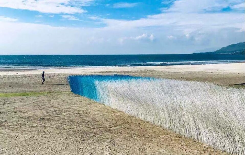 在沙灘上的《迎風逐浪》，現在是南台灣最受歡迎的打卡地標。