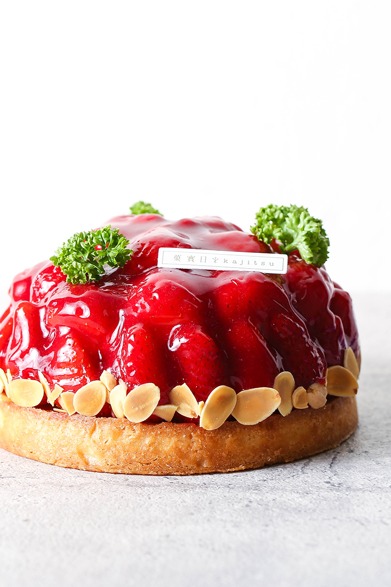 「酸與甜」用草莓堆起一座小山。（880元／5吋，即日起至12月31日，需預定）（菓實日提供）