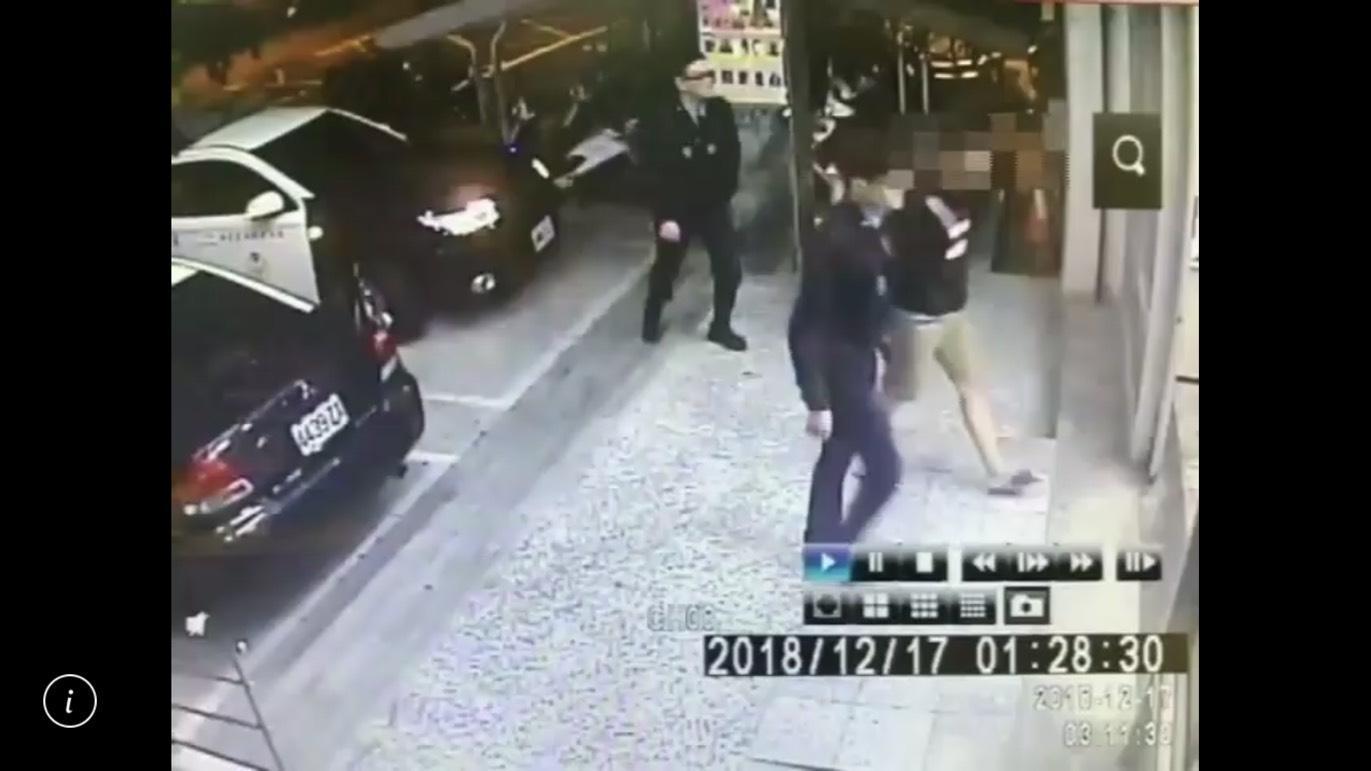 殺人的林姓男子坦承為了5萬債務刺死友人，被警方帶回警局偵辦。（警方提供）