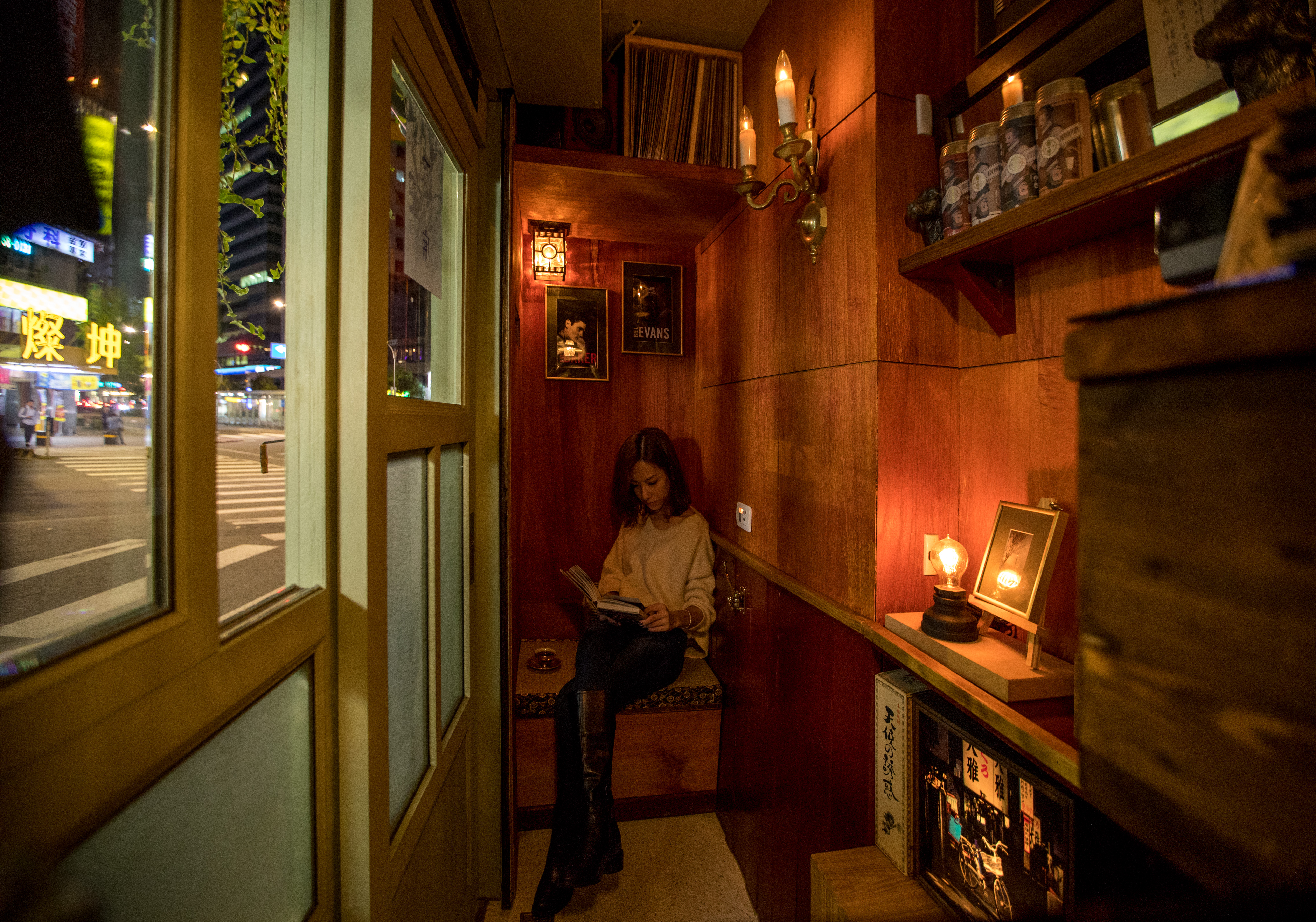 店內只有一個座位，有點像告解室的空間感。