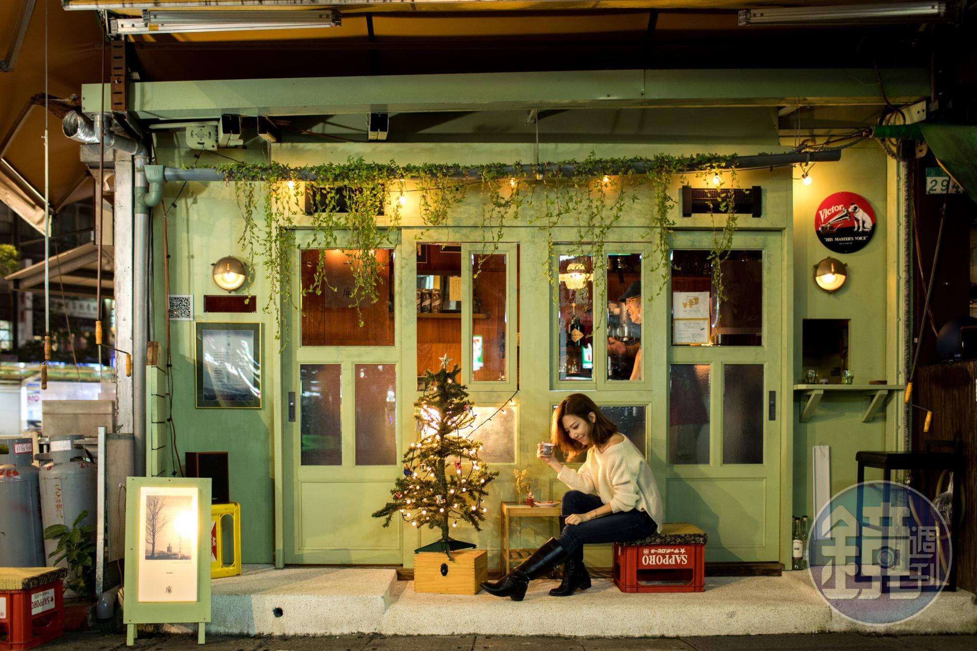 開在延吉街巷內的「一席」,是店內只有一個座位的咖啡館。店外有多幾個座位,可以容納4至5人。