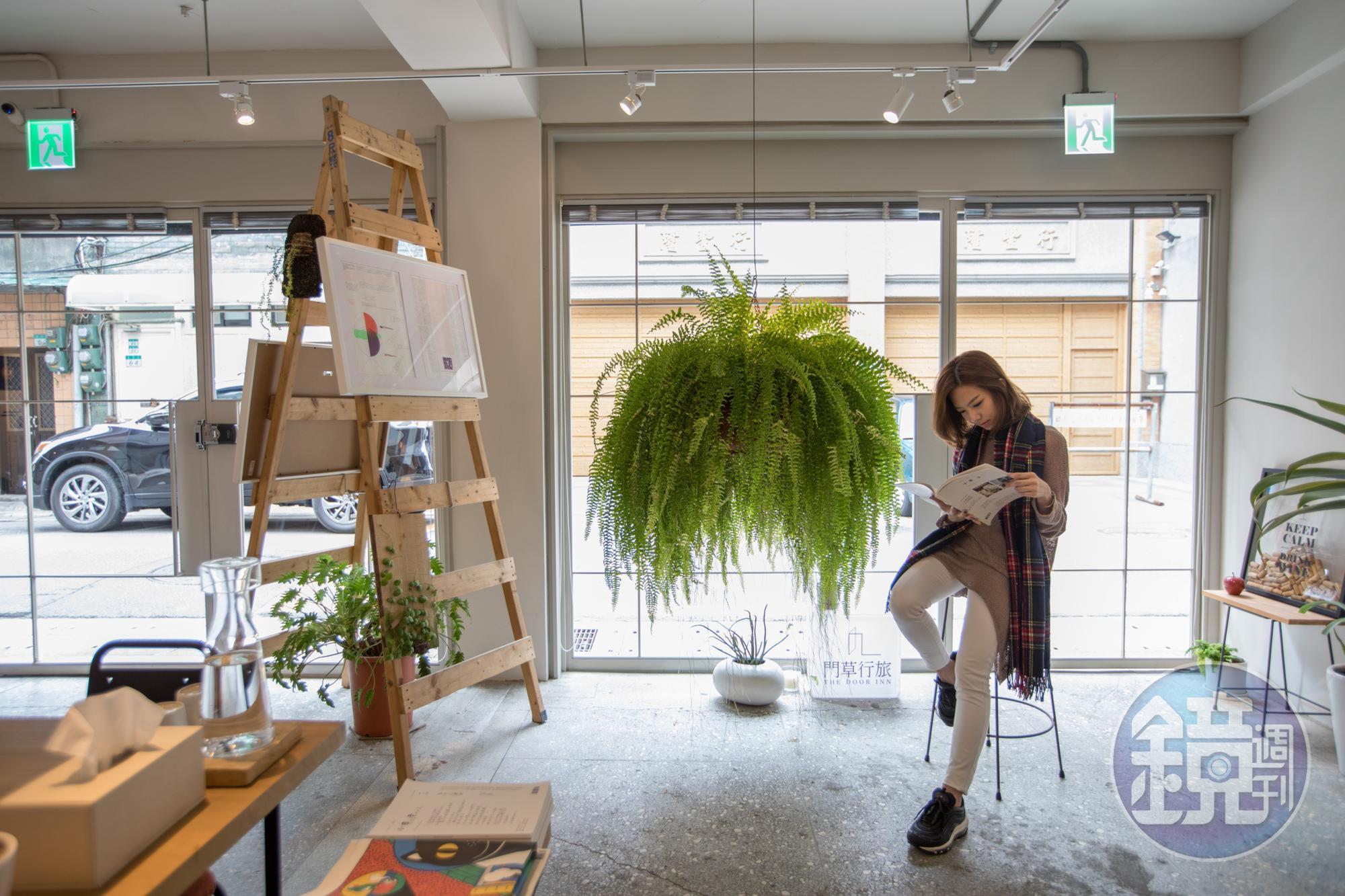 純白的大廳空間簡簡單單，有植物，展現了小佩想要的空間樣貌。