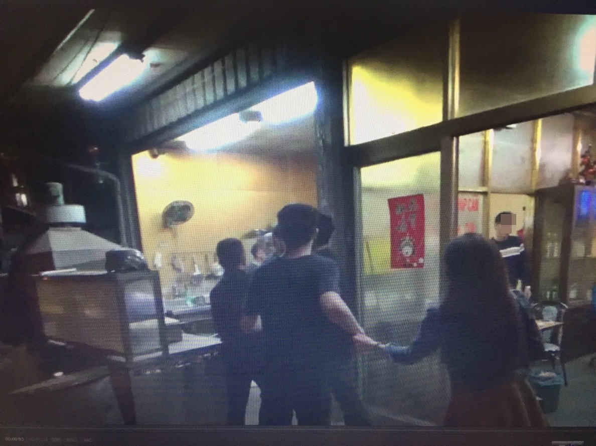 李姓男子不滿女友向小吃部借廁所被酒客言語騷擾，撂人痛毆3名店內酒客，警方到場時一行人還情緒激動。（警方提供）