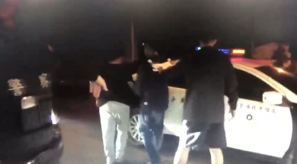 警方出動快打部隊壓制12名男子大亂鬥，通通將帶回警局偵辦。（警方提供）
