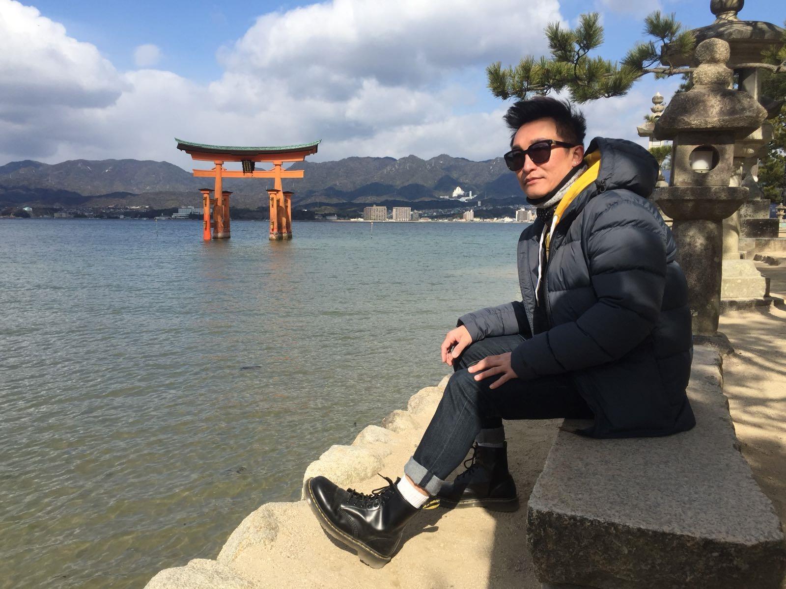 許久沒有音樂作品的徐哲緯推出客語新歌,送給天上的奶奶。(秩立娛樂工作室提供)