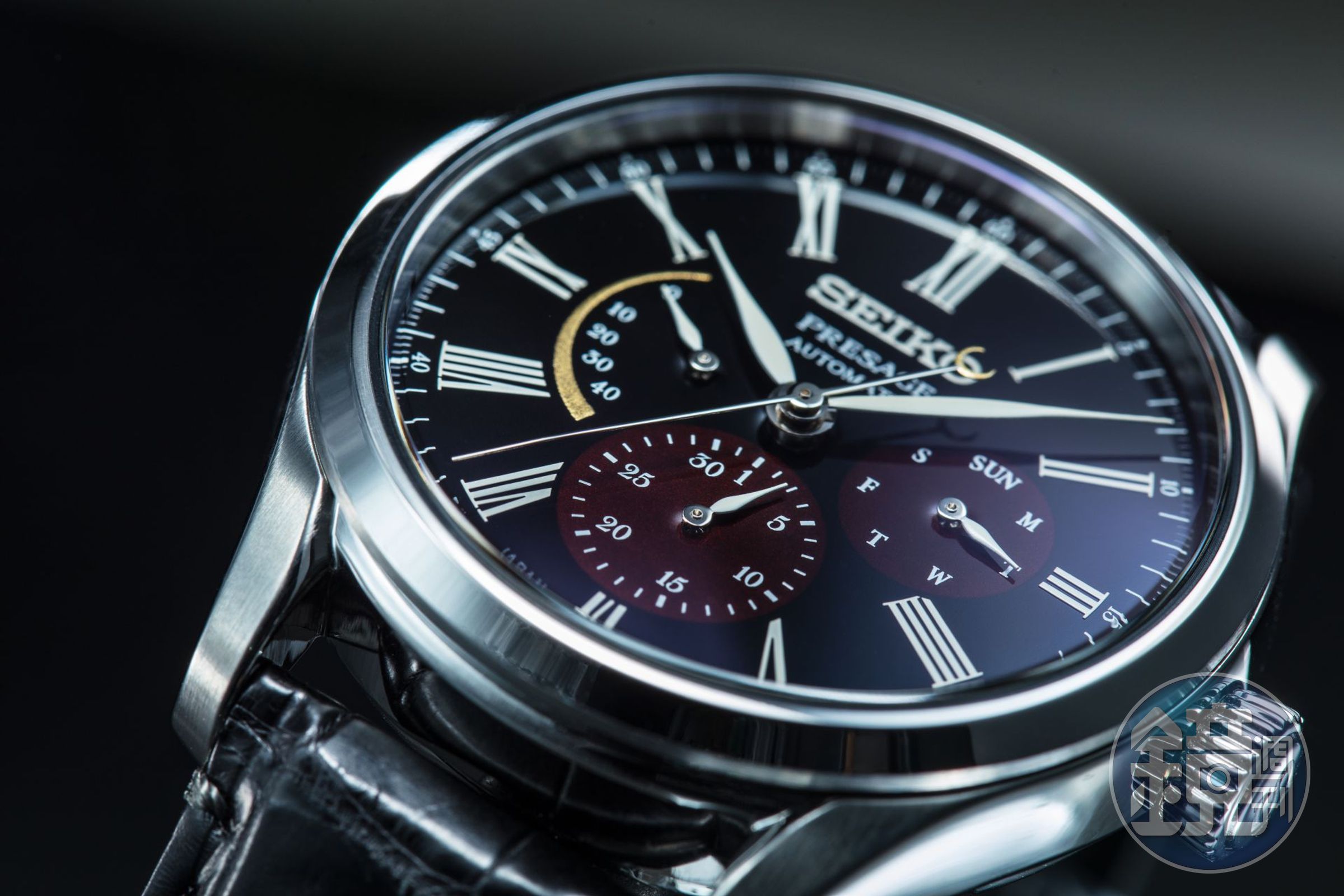 SEIKO Presage系列繼今年上半年已被搶購一空的藍色琺瑯面盤錶款之後，再次推出最新的漆藝面盤限量錶，再次引發錶迷們轟動。