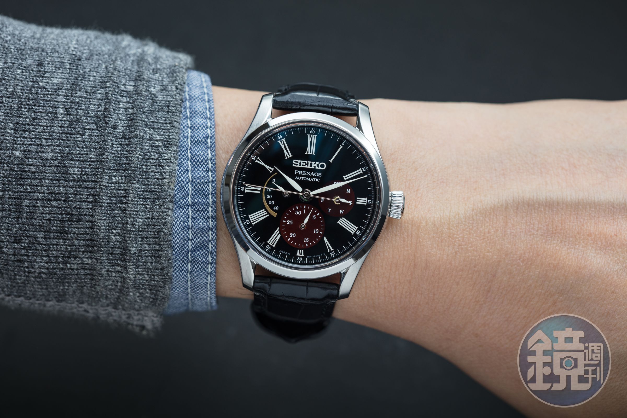 SEIKO Presage日本工藝限量錶款SPB085J1，以白檀塗、漆藝、蒔繪等三種日本傳統工藝製作面盤，售價約NT$82,000。