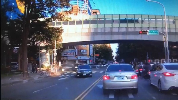 張女在向上路逆向,先差點撞上黑色轎車,張女衝上路肩,黑色轎車閃到內側車道,但張女下一秒還是撞上馬自達。(翻攝自爆料公社)