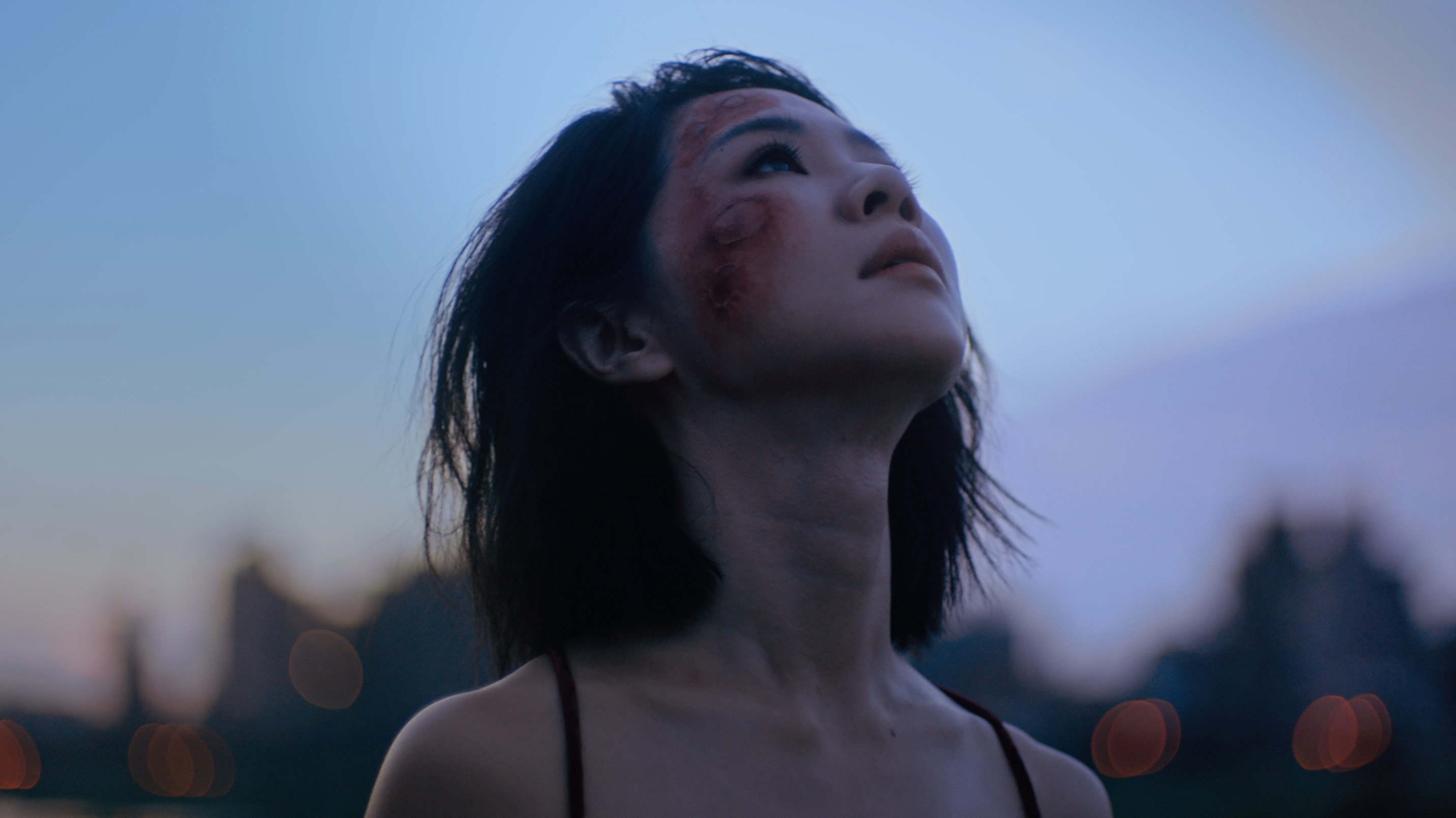 金馬影后謝盈萱跨刀MV扮演大地之母，臉上妝容傷痕累累，極具震撼力。（愛貝克思提供）