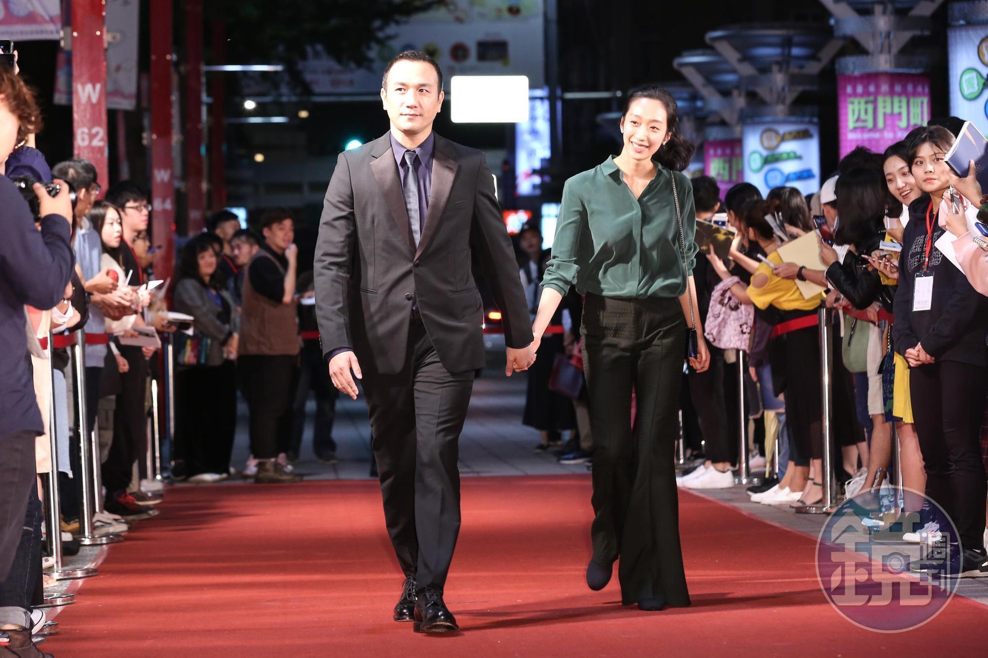 在台灣的金馬首映紅毯上，黃覺帶著太太一起與會。