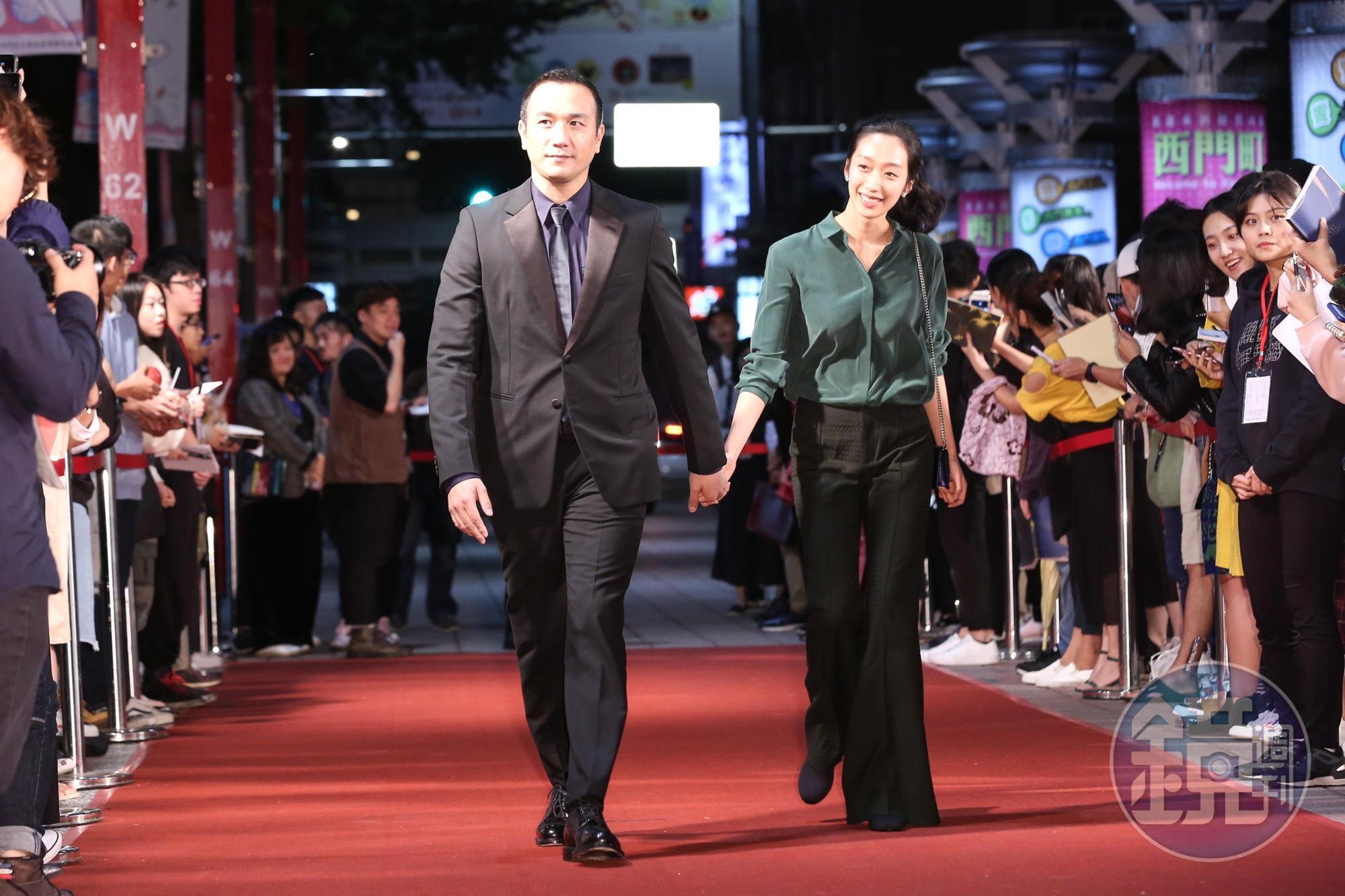在台灣的金馬首映紅毯上，黃覺帶著太太一起與會。