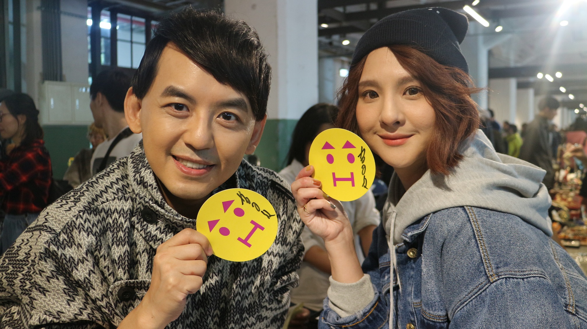 郭靜現身16日黃子佼快閃預購活動，當場預購10張專輯力挺老友。（大鵬經紀提供）