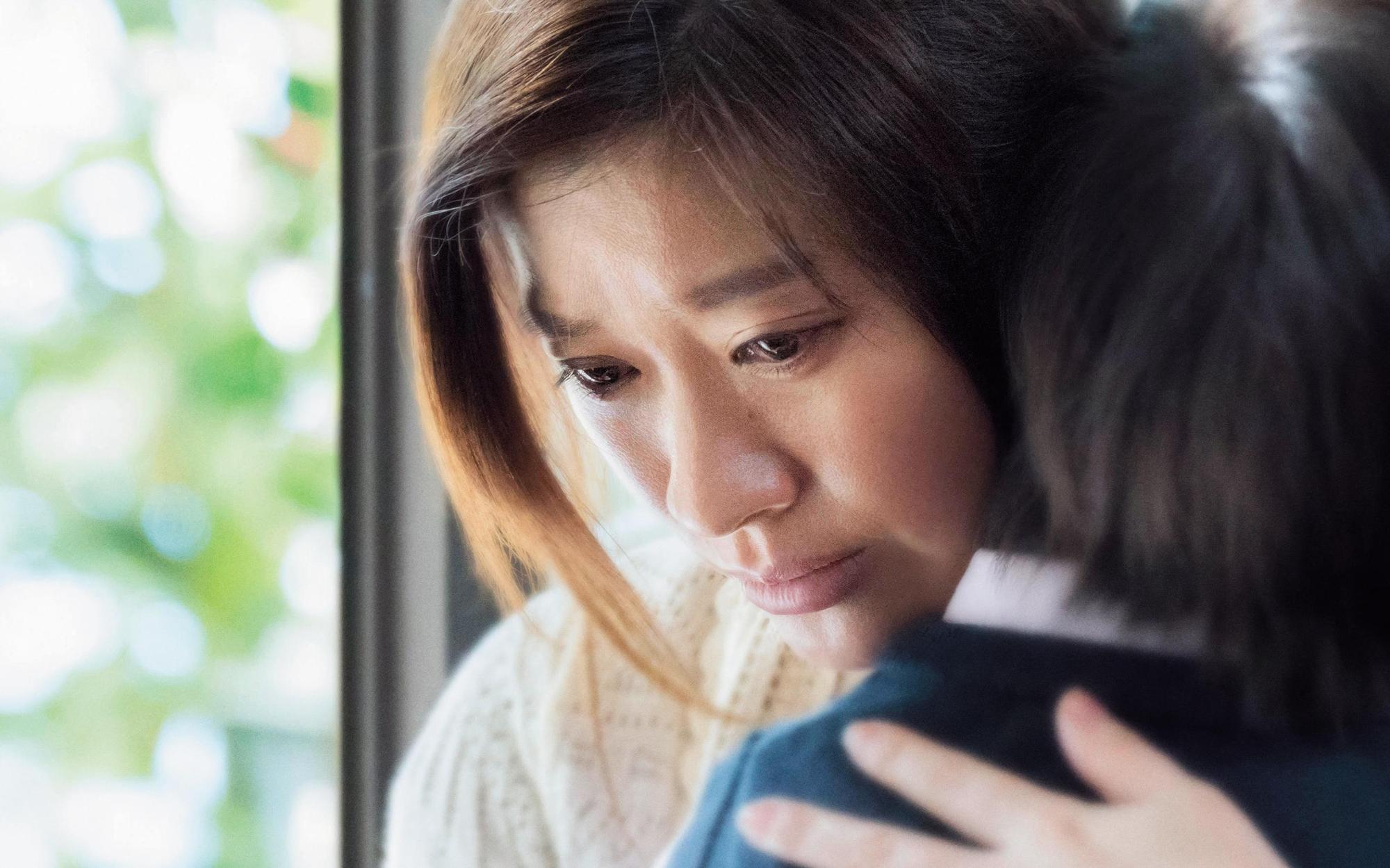 篠原涼子將腦死女兒帶回家中照料,過度的母愛讓她被視為病態,她的各種情緒轉折精彩,堪稱大銀幕代表作。(車庫提供)