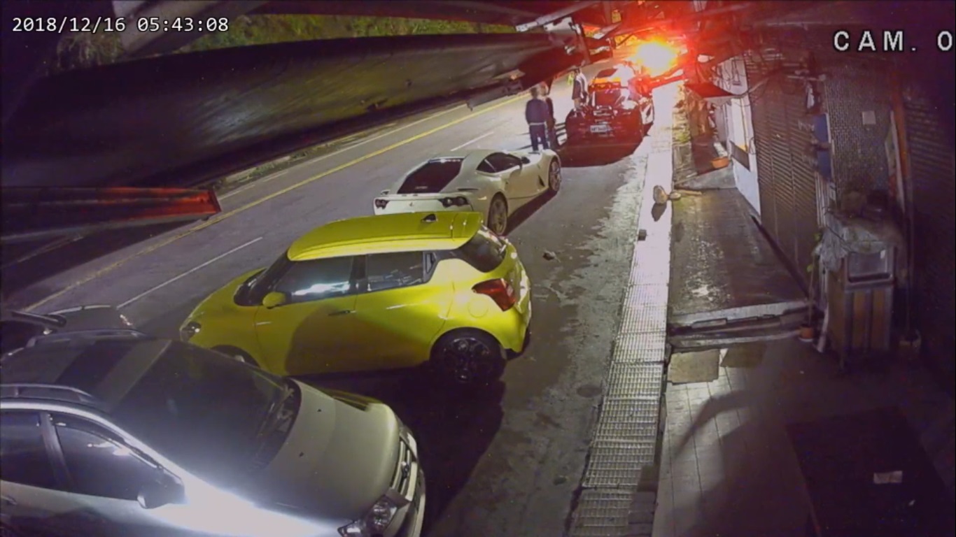 林男送貨卻連撞4台法拉利，修理費用恐高達1200萬元。（翻攝畫面）