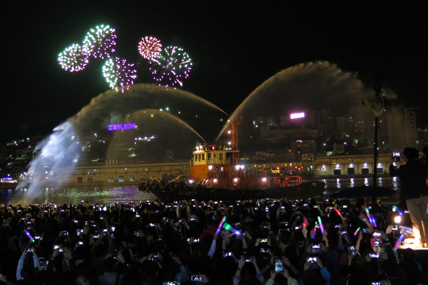 市府除了連續4年邀請獨立樂團演出，今年也有煙火與鳴笛噴水船秀「嗨」翻基隆。