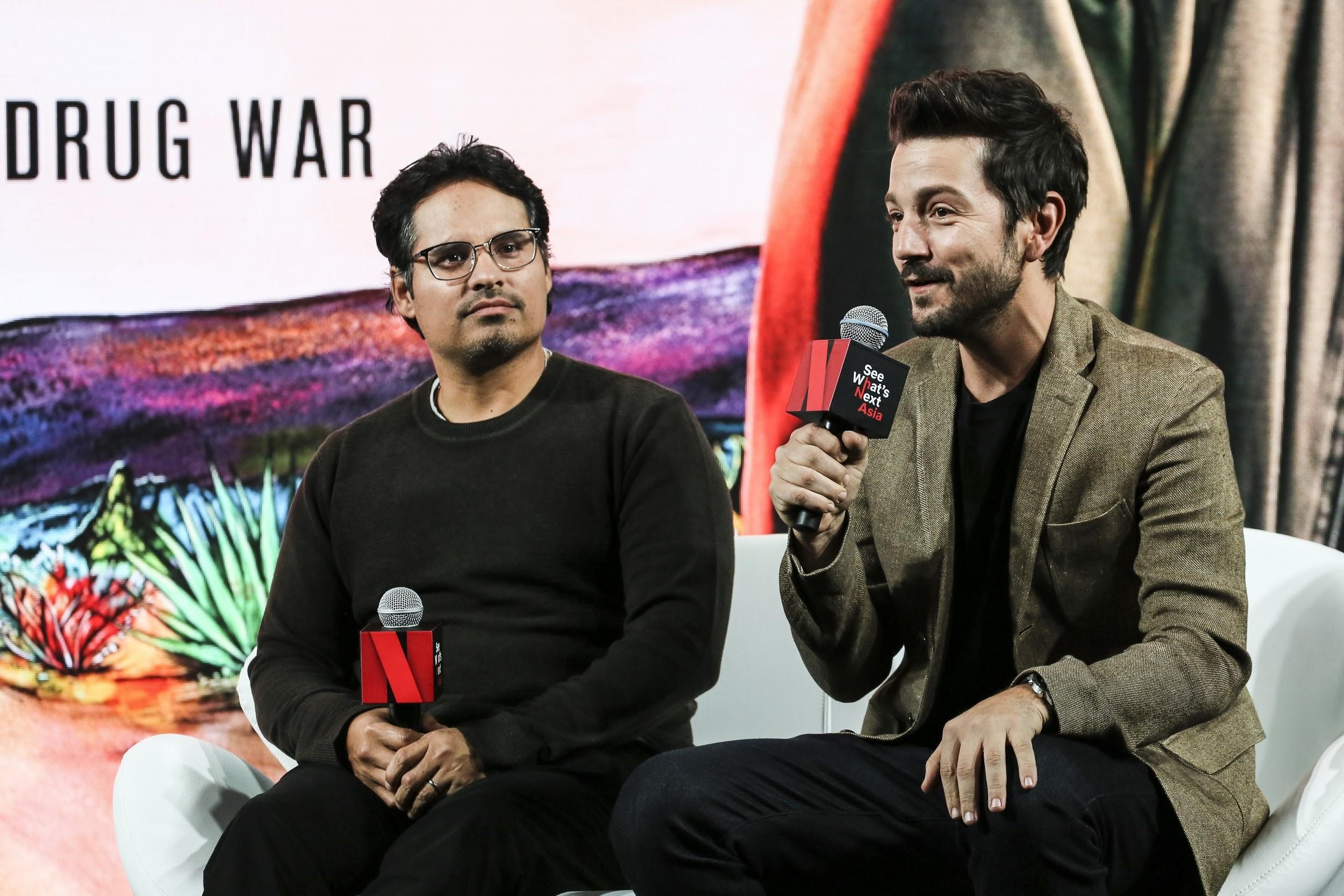 《毒梟：墨西哥》主要演員麥可潘納（左）和迪亞戈盧納出席Netflix在新加坡舉行的亞洲內容大會。（Netflix提供）