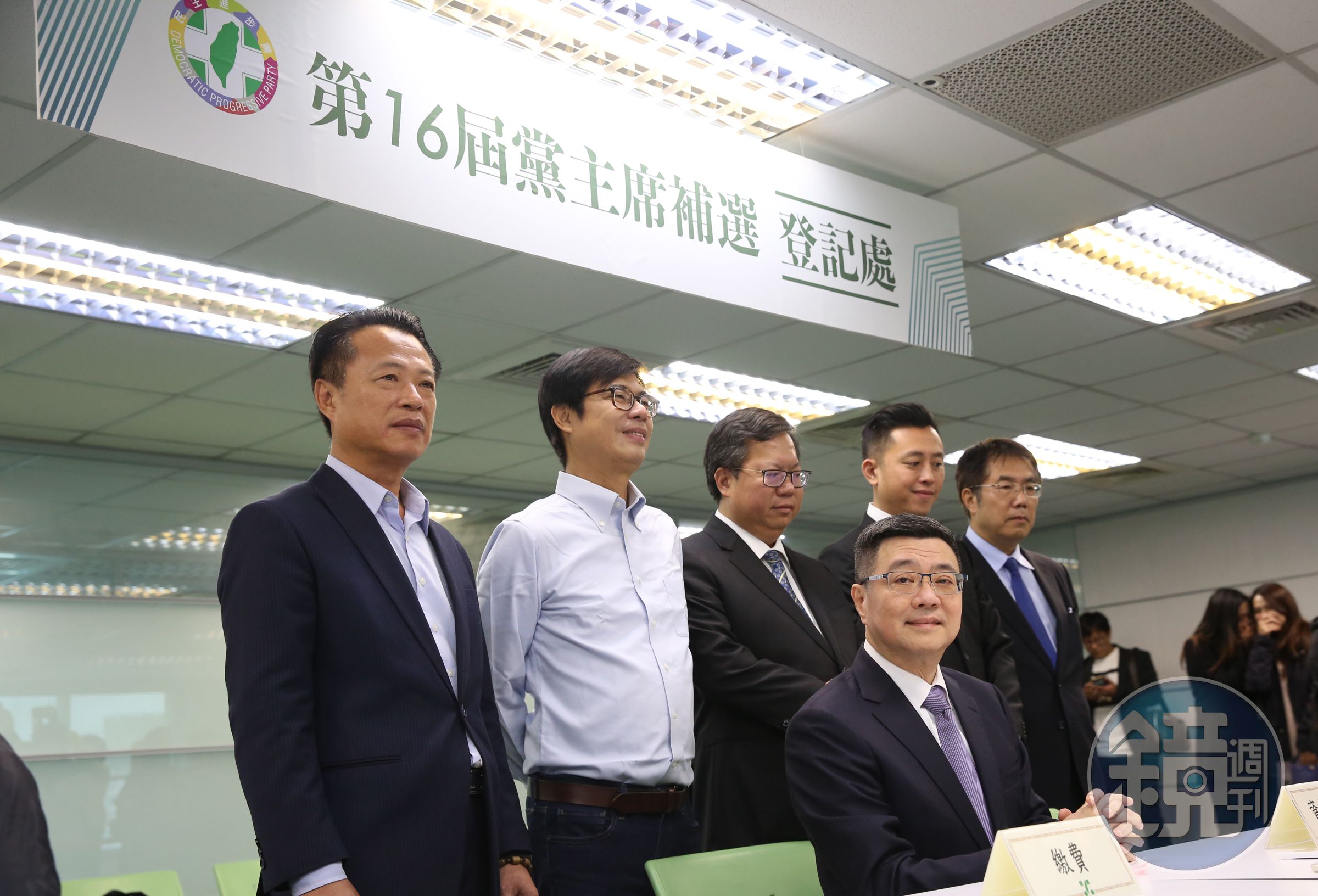 卓榮泰（前方坐著）強調，他會堅守承諾、信守原則、樹立黨內選舉的新模式。