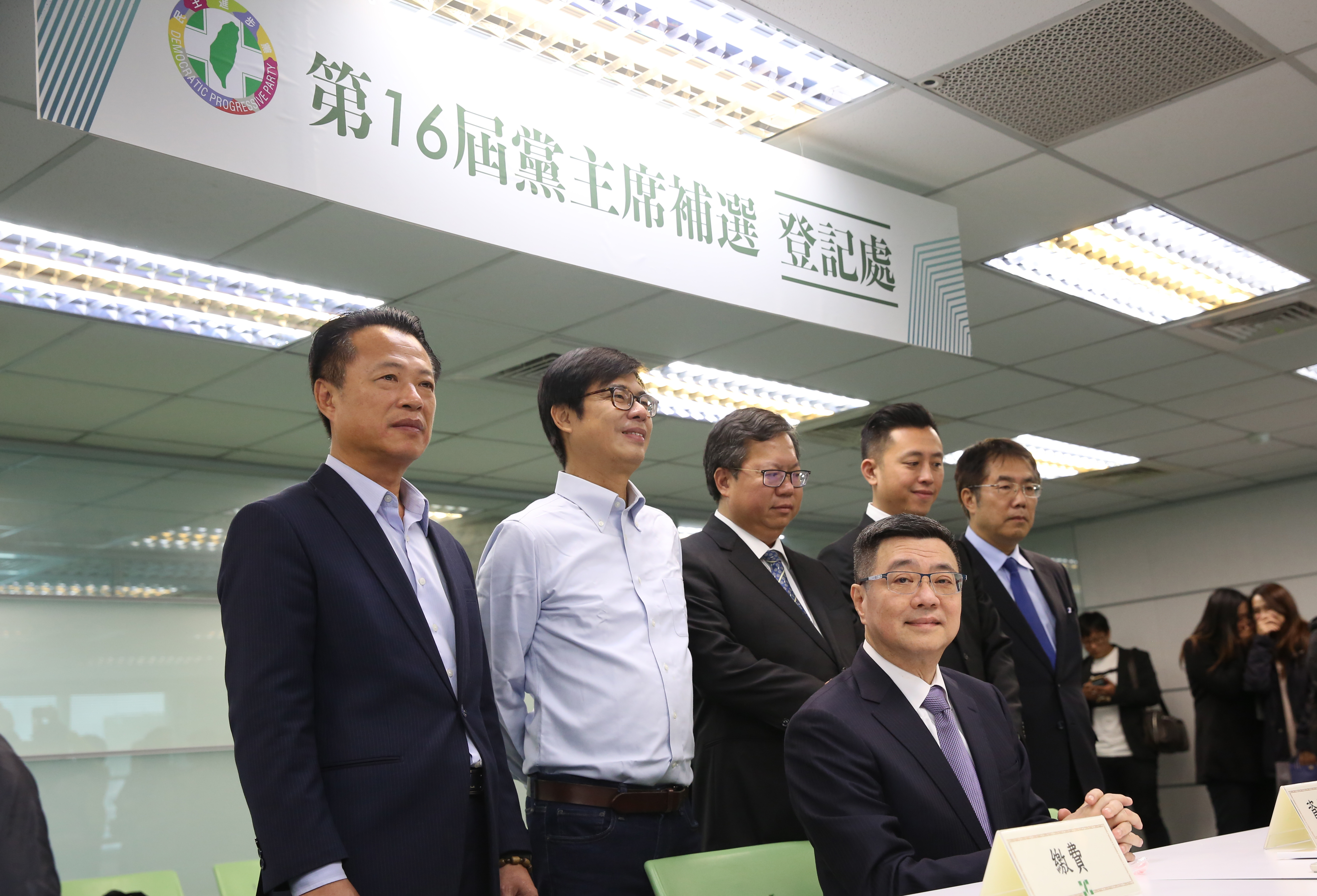 卓榮泰（前方坐著）強調，他會堅守承諾、信守原則、樹立黨內選舉的新模式。