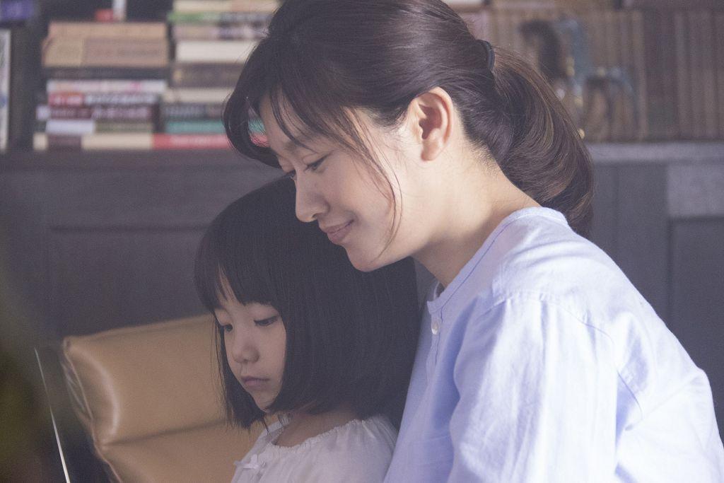 篠原涼子以《人魚沉睡的家》榮獲「第43屆日本報知電影獎」女主角獎。（車庫娛樂提供）