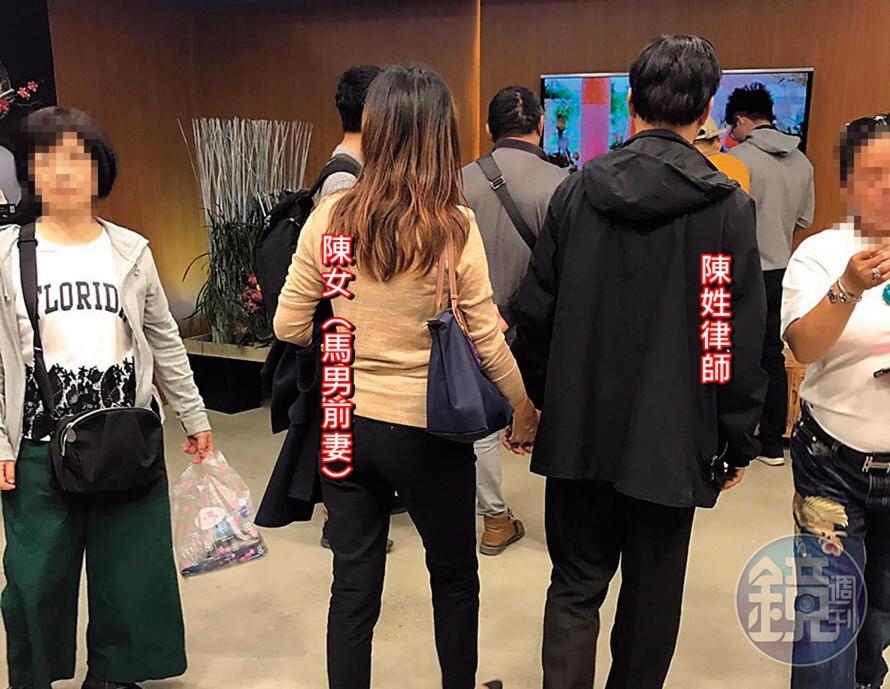 前妻與當時離婚官司的律師在台中花博牽手，被馬先生用手機拍下。