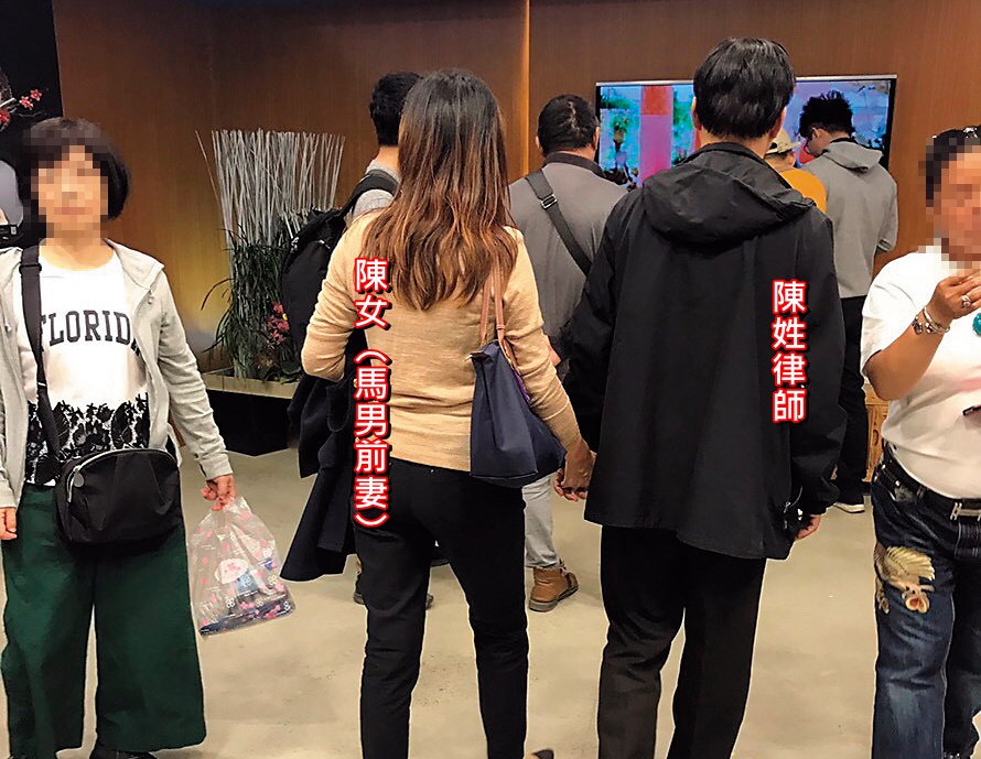 前妻與當時離婚官司的律師在台中花博牽手，被馬先生用手機拍下。