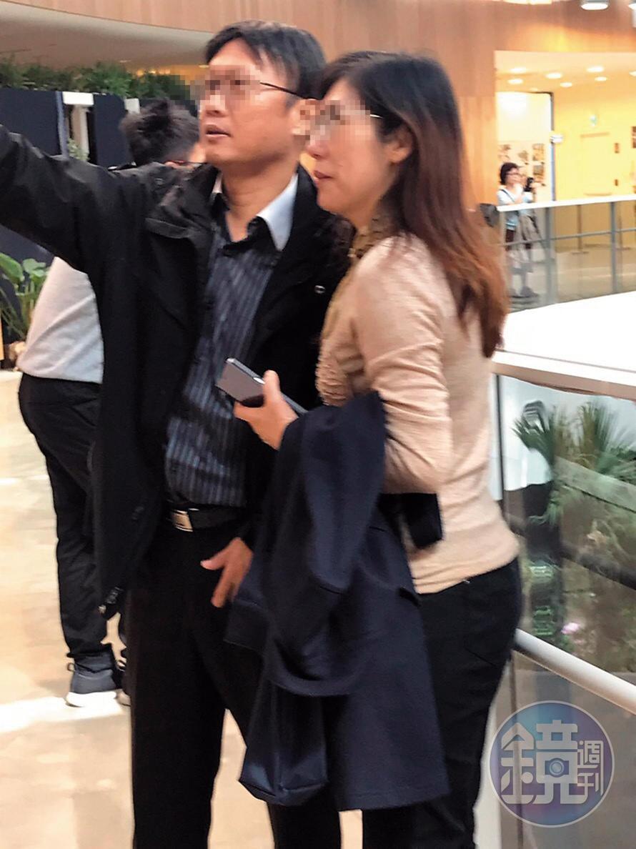 馬先生前妻(右)與陳律師(左)濃情蜜意自拍。