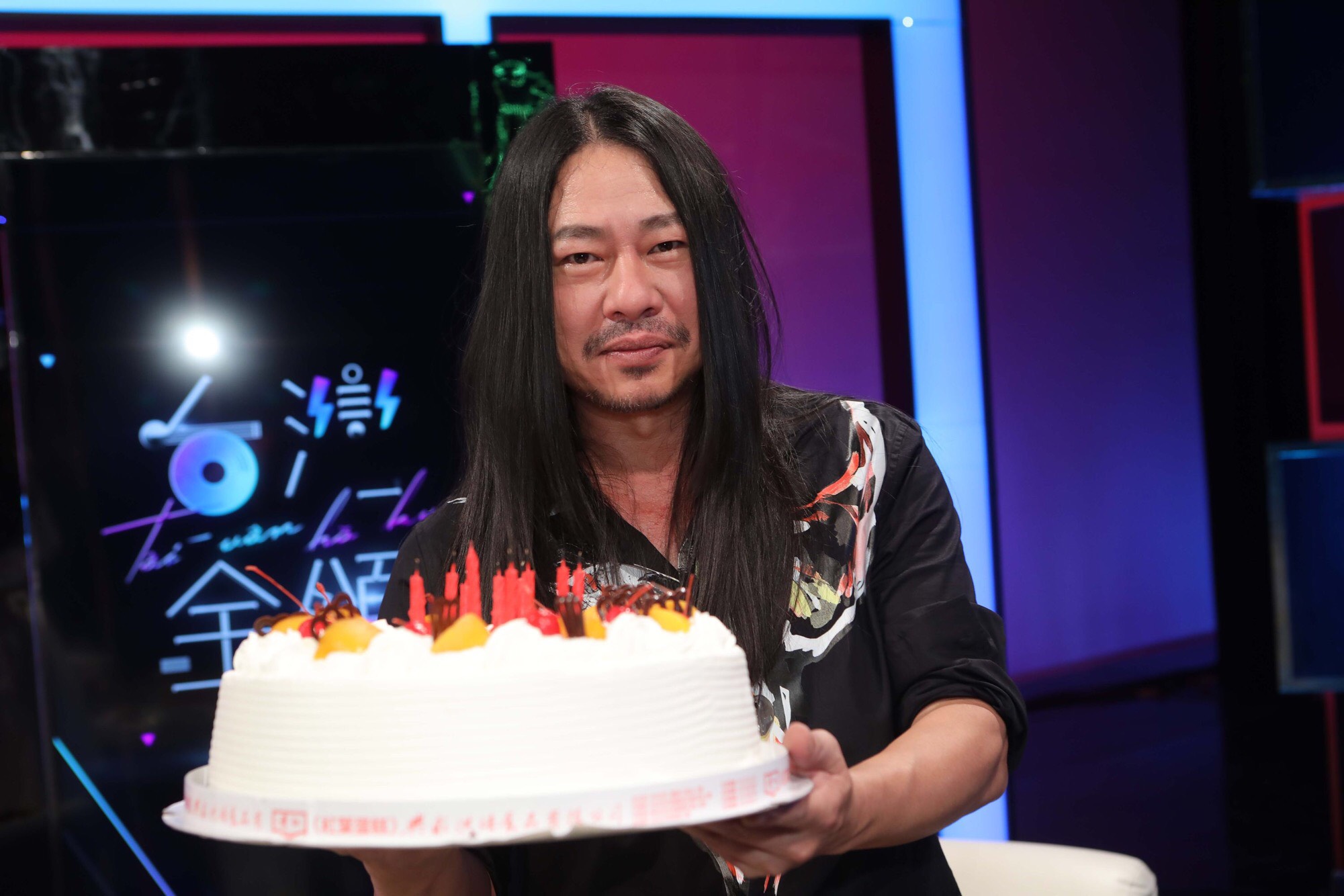 今天是乱彈阿翔的48歲生日,製作單位準備了大蛋糕,讓他意外又驚喜。(公視提供)