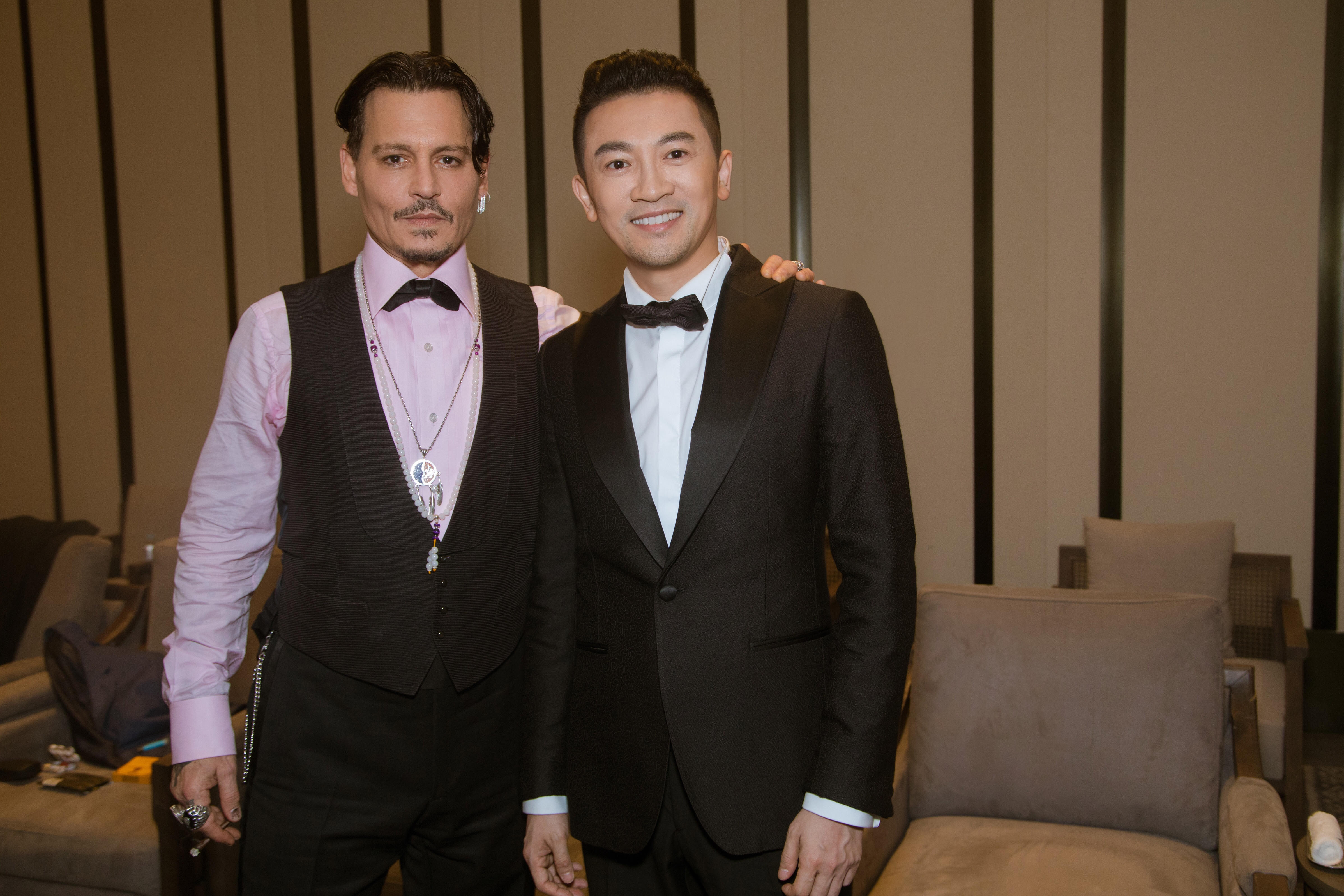 巧遇強尼戴普的蘇有朋化身粉絲與對方合照，並大讚強哥本人很親切，沒有巨星架子。（明悅提供）