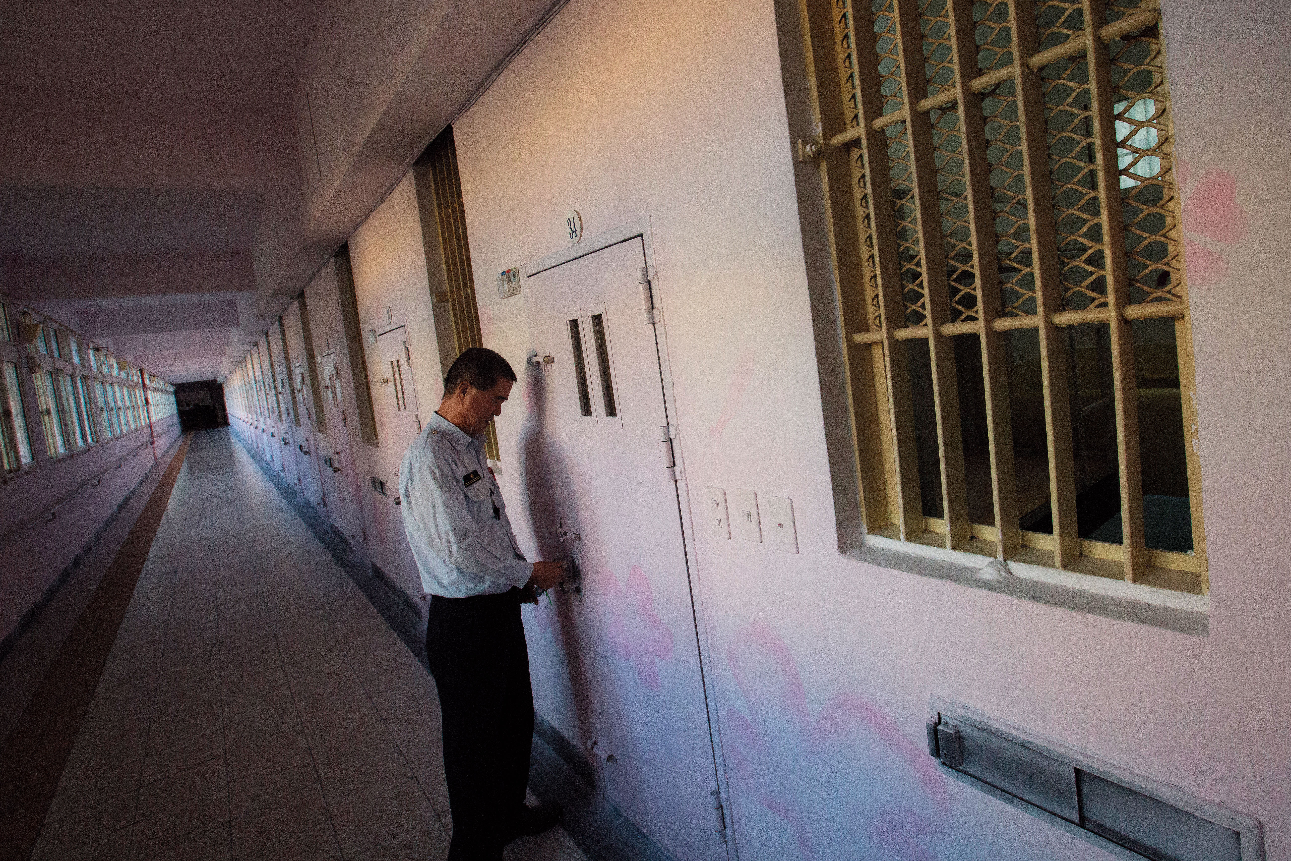 加害人的母親因為販毒遭判刑，目前仍在監獄服刑中。