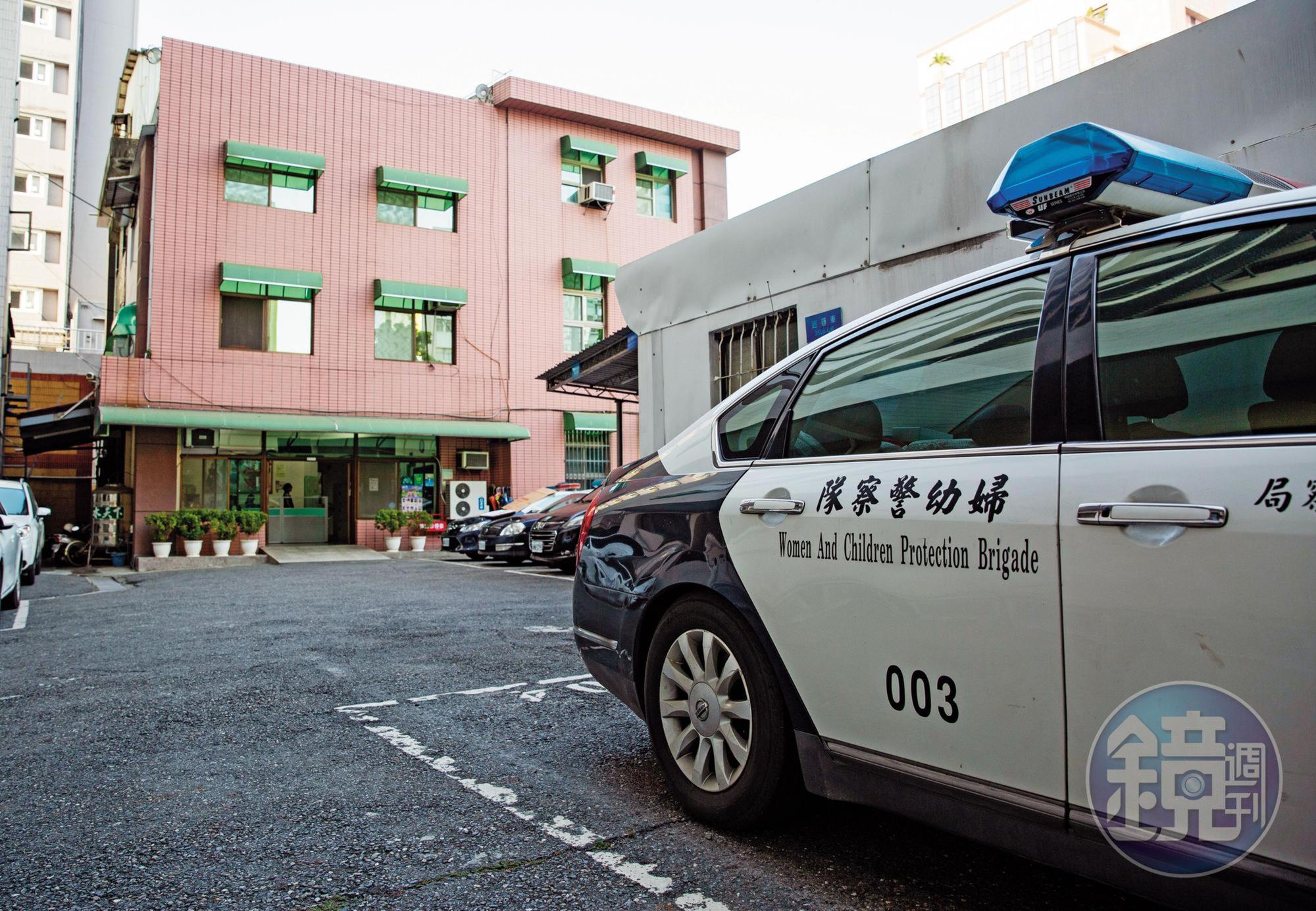 家長發現孩子行為異常後報警，警方以及社工人員主動介入。