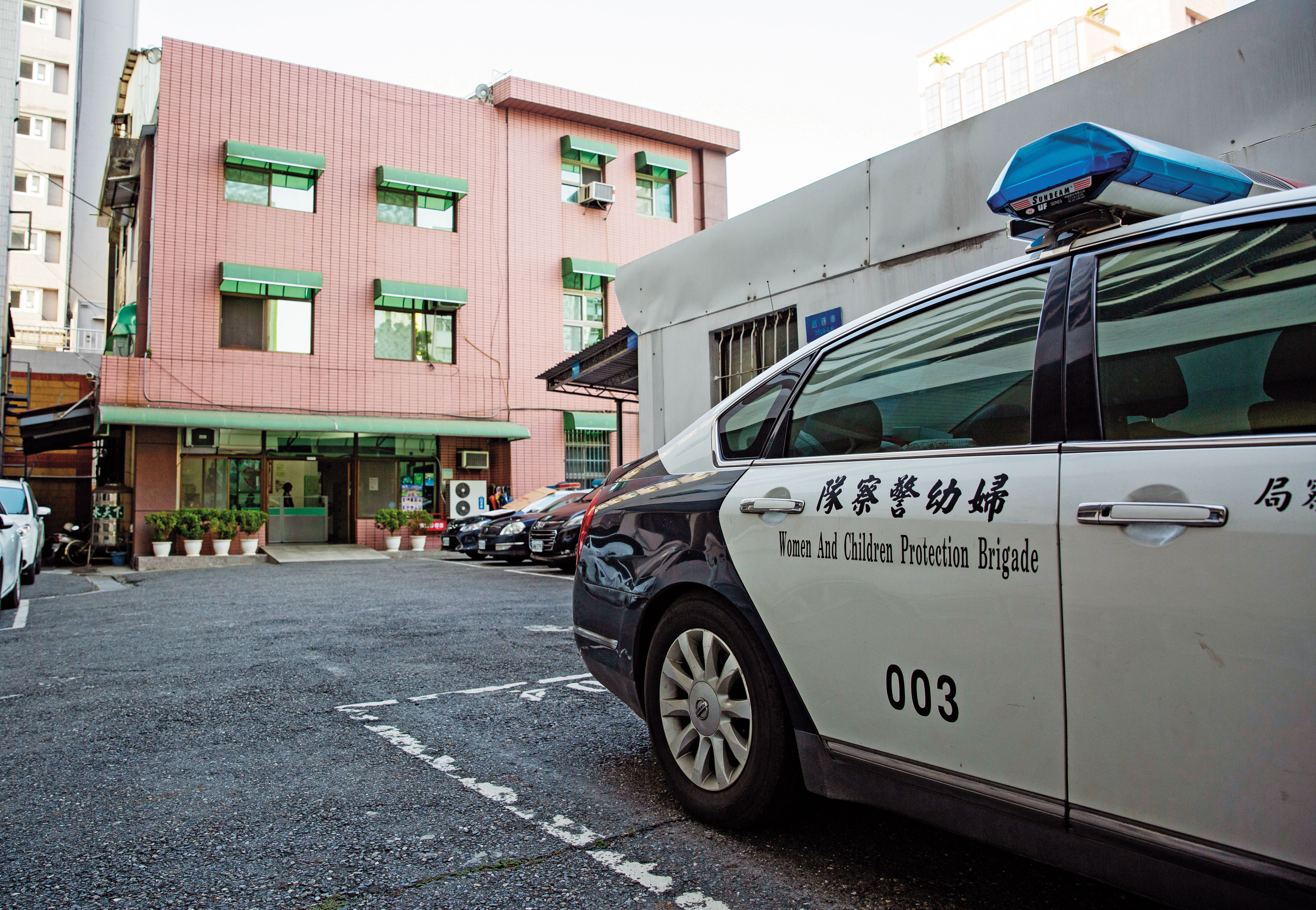 家長發現孩子行為異常後報警,警方以及社工人員主動介入。