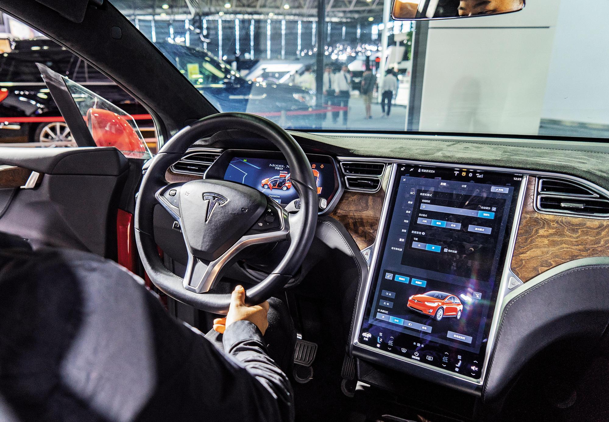 特斯拉電動車出貨量明年可望倍增,加上車用電子產值是手機的5倍,相關概念股受惠。(東方IC)