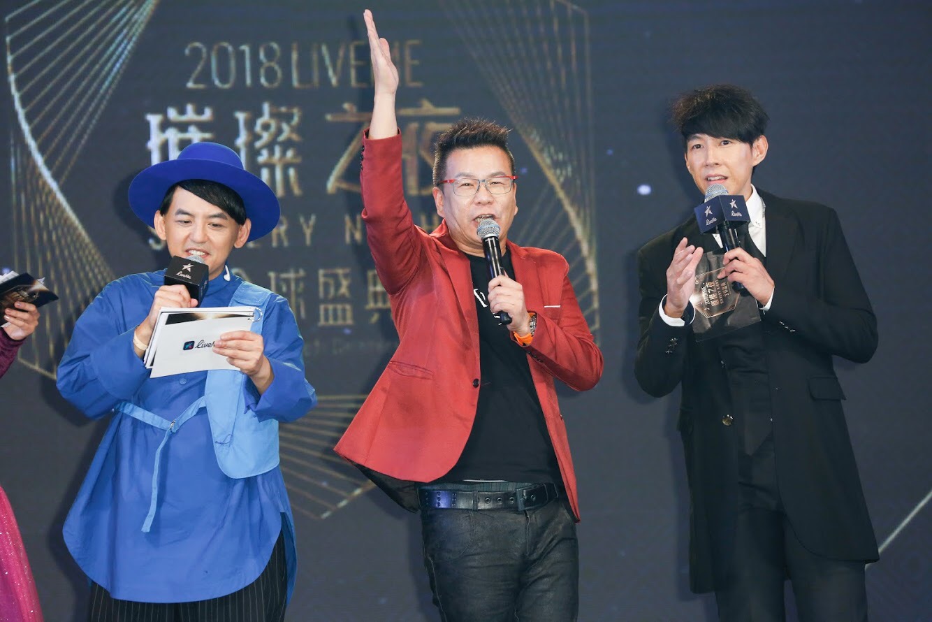 沈玉琳一上台就發揮搞笑功力對著中東用戶大喊乾爹。