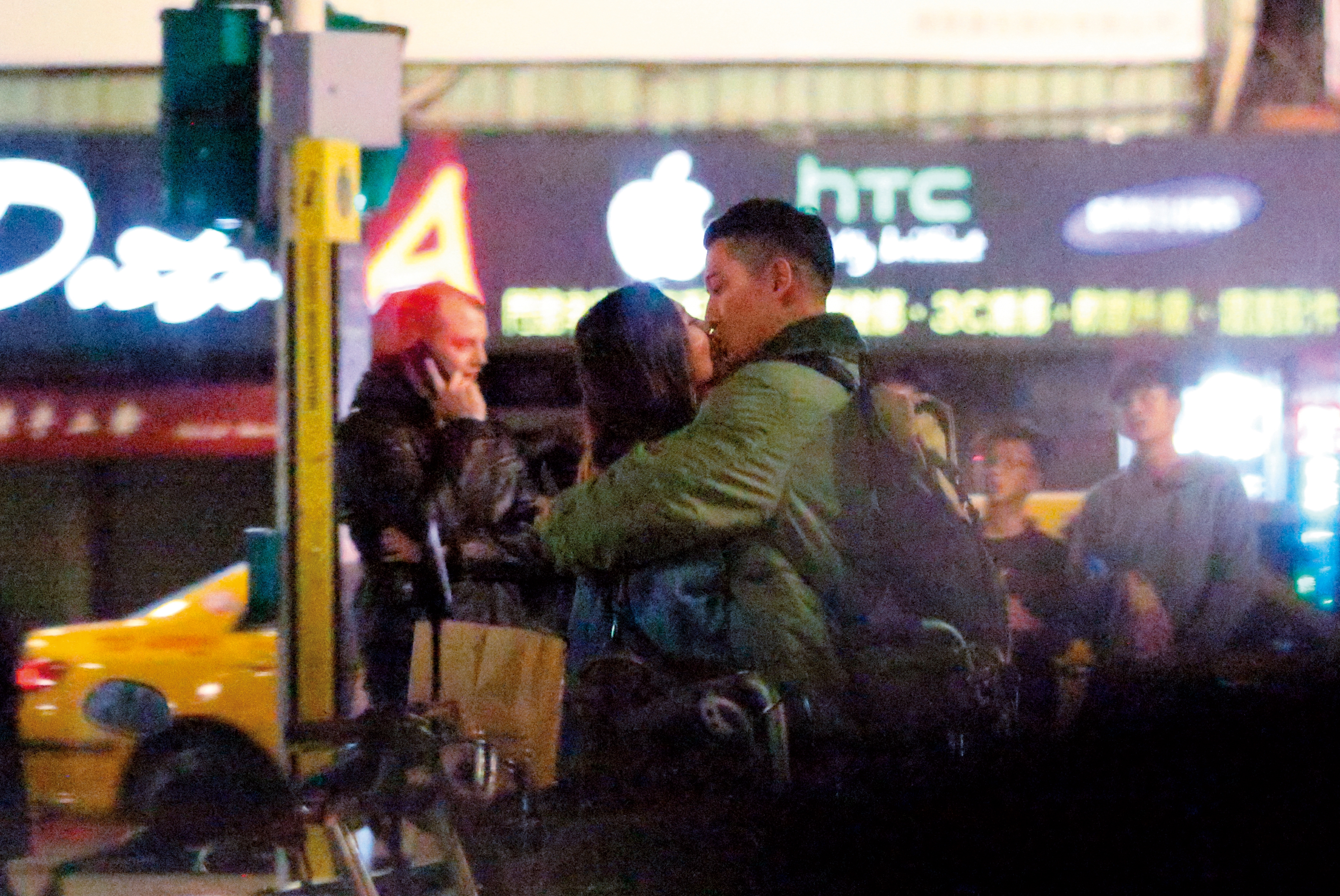 12/09 23:12 不顧旁邊還有人，兩人忍不住當場親了起來。