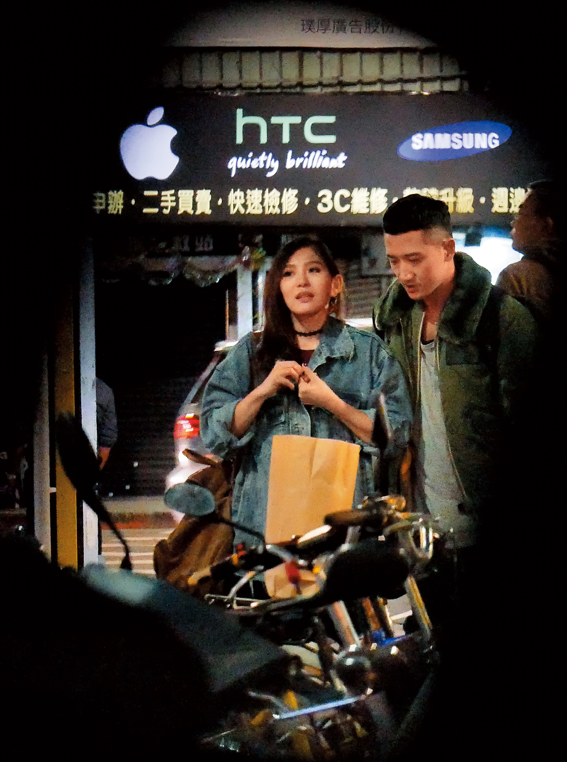 12/09 23:10 高英軒緊挨著新女友，一起散步離開欣欣秀泰影城。