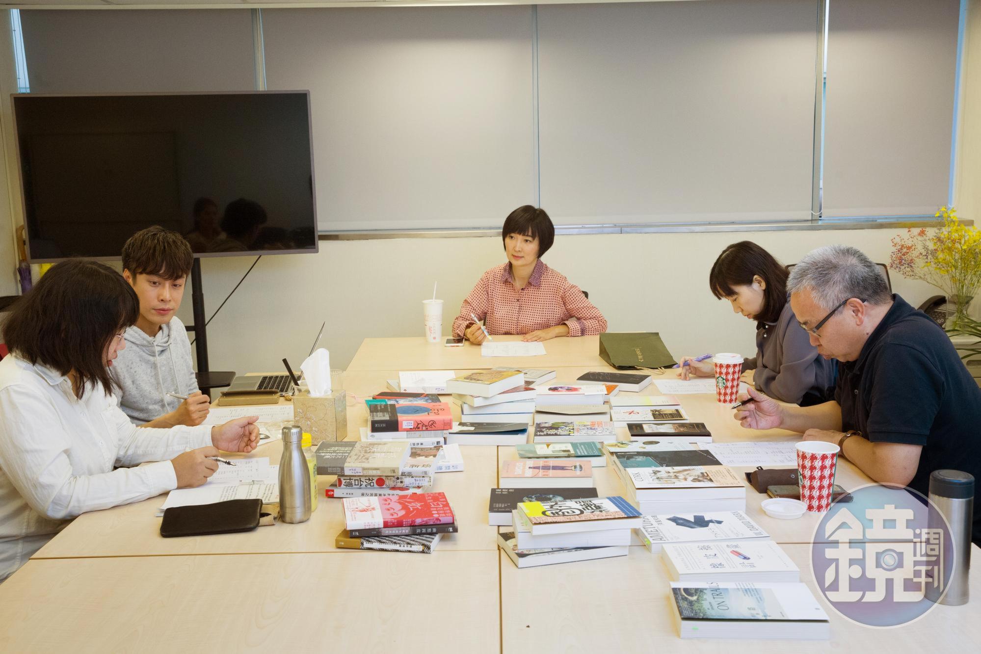 鏡週刊創意總監董成瑜（中）主持鏡文化2018年度好書決審會議。