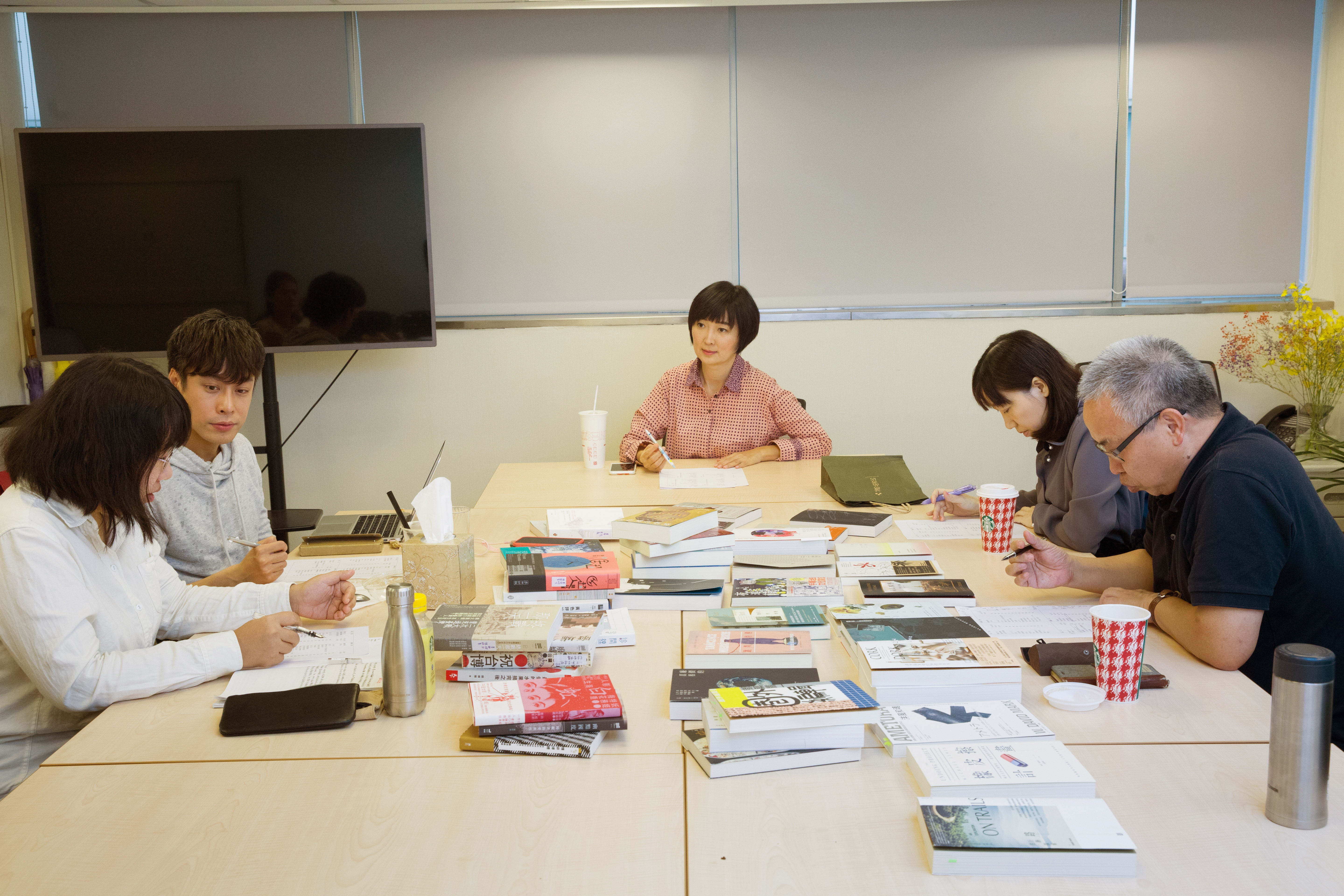 鏡週刊創意總監董成瑜（中）主持鏡文化2018年度好書決審會議。