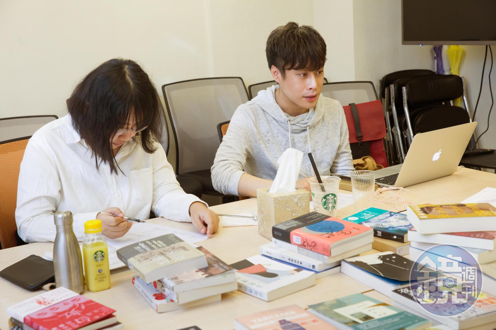 鏡文化書評委員：盧郁佳（左）、陳栢青（右）。
