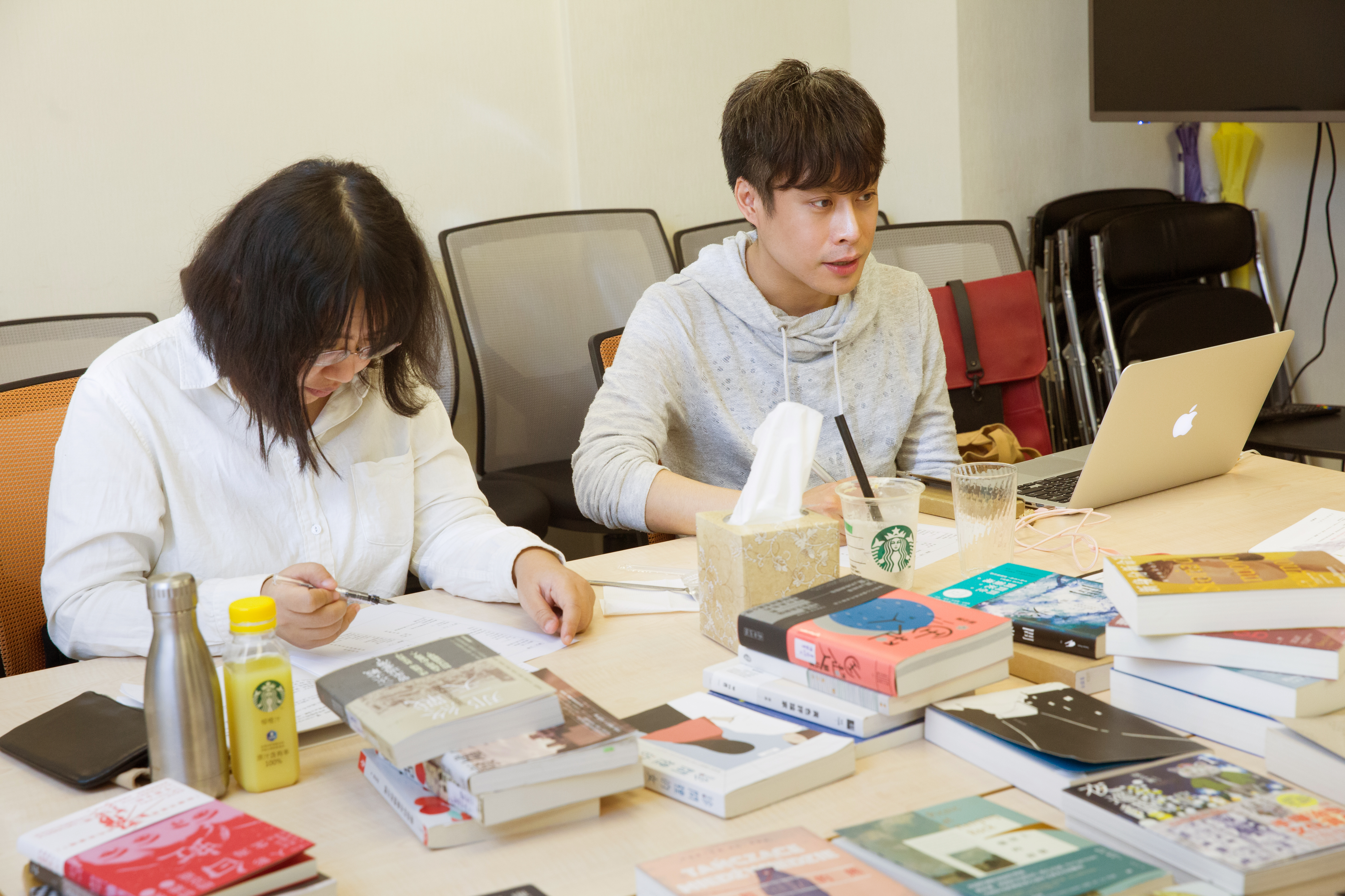 鏡文化書評委員：盧郁佳（左）、陳栢青（右）。