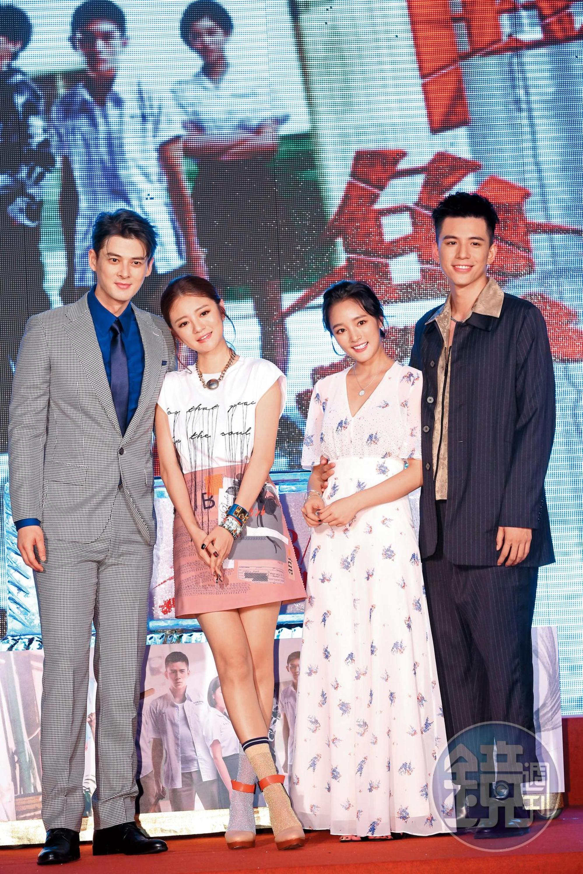  由王淨（右二）與林柏叡（右一）主演的電影《鬥魚》，首映會上電視版的男女主角郭品超（左一）與安以軒也為電影加持。