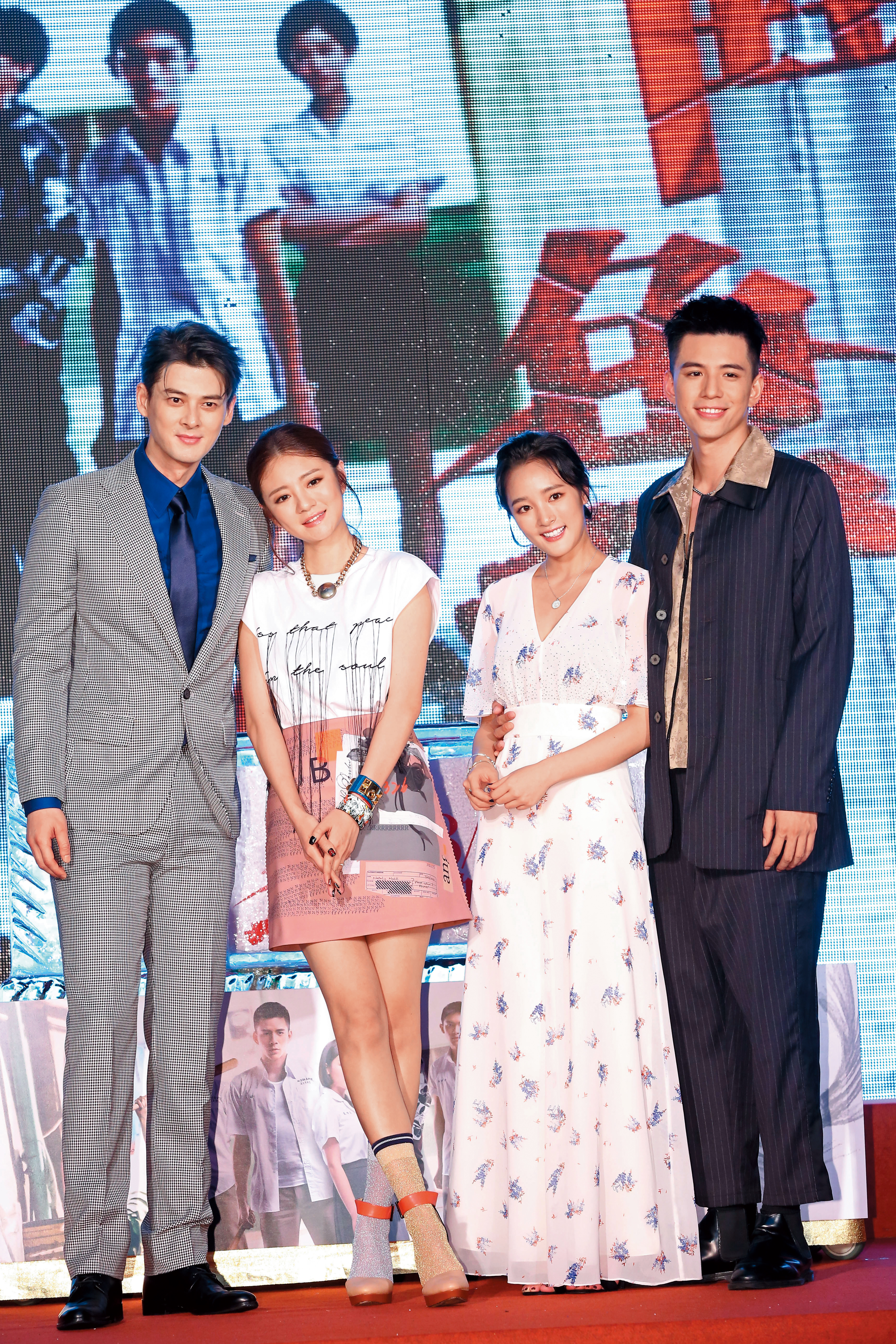 由王淨(右二)與林柏叡(右一)主演的電影《鬥魚》,首映會上電視版的男女主角郭品超(左一)與安以軒也為電影加持。
