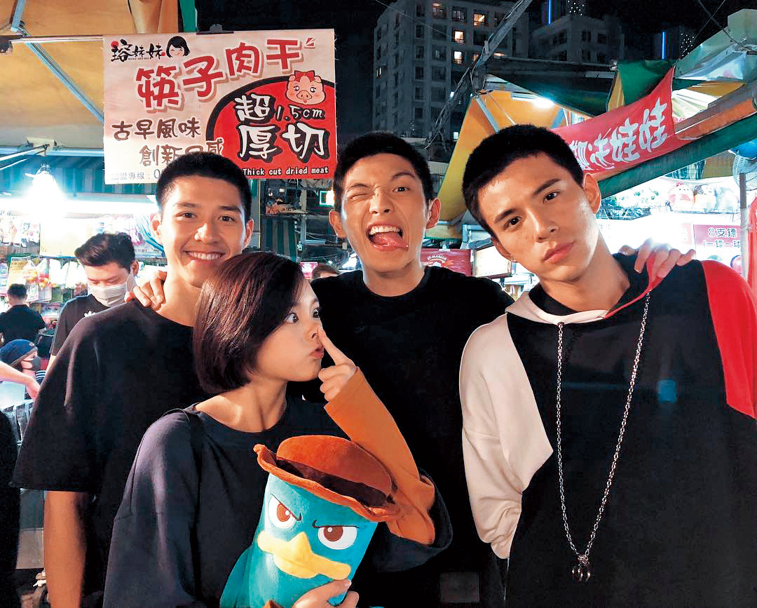 王淨（前排左）與林柏叡（右）剛合作時互看不順眼，拍到後來卻愛到難捨難分。（翻攝自王淨臉書）