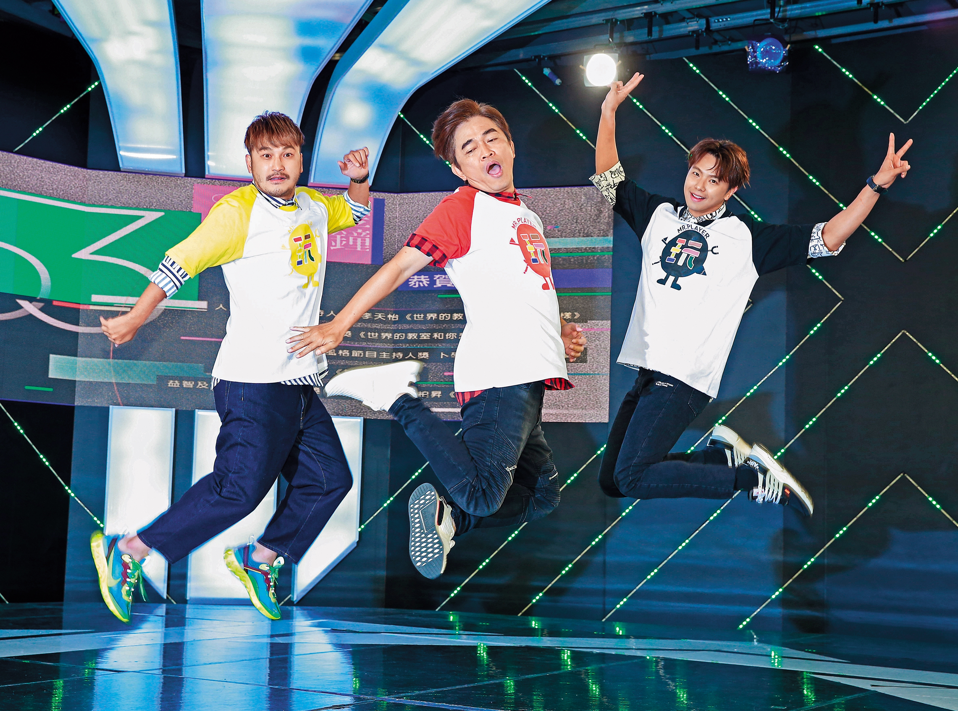 小鬼（右）不僅唱歌，也擅長主持，雖然一直活在小豬的陰影之下，但經營多年也算發展出自己的一片天地。