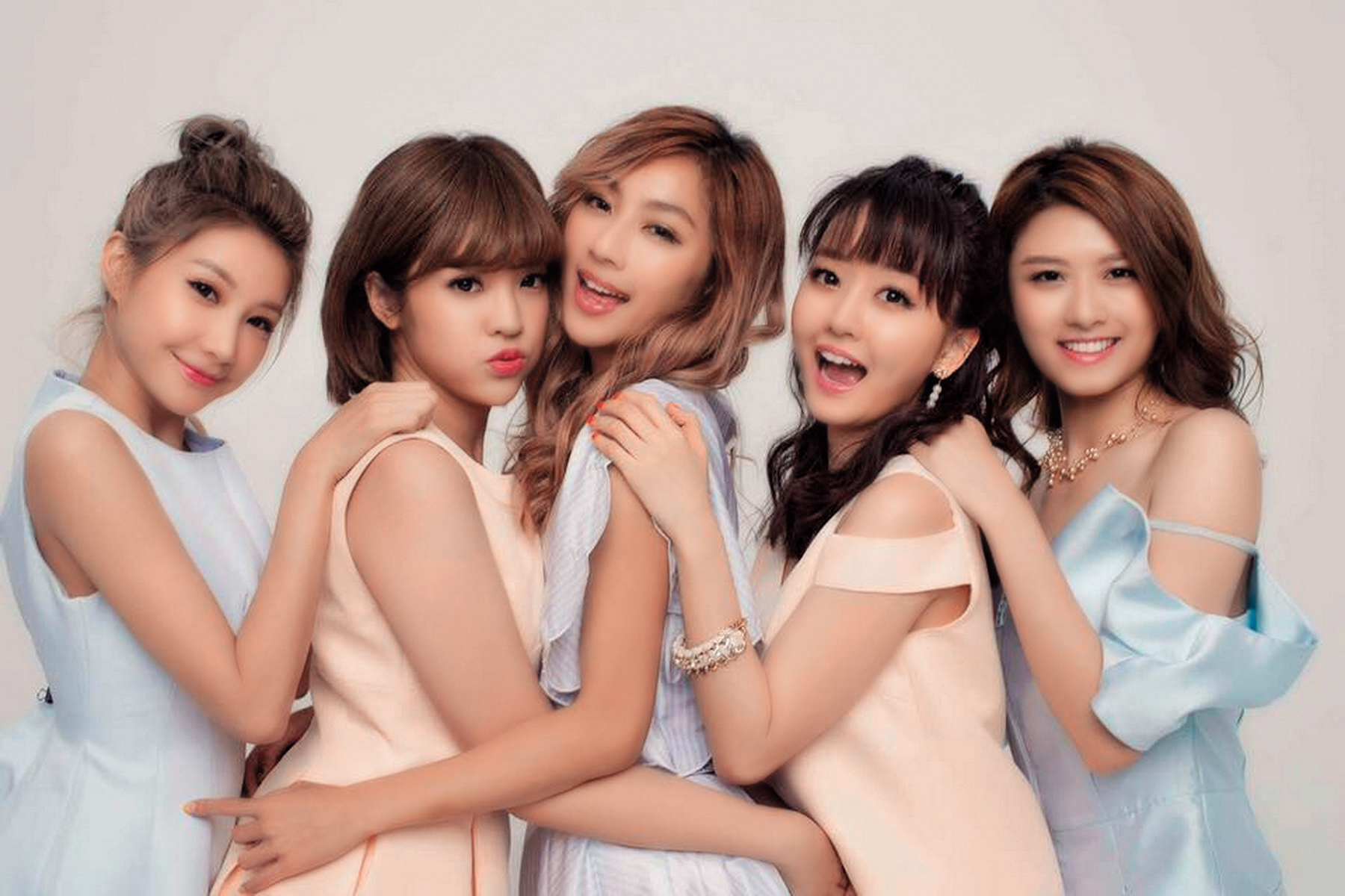 「天氣女孩」剛開始雖是頗具口碑的女團，一度還到日本發展，最後慘澹解散，妞妞（右1）就此在藝界載浮載沉。（翻攝自天氣女孩粉專）