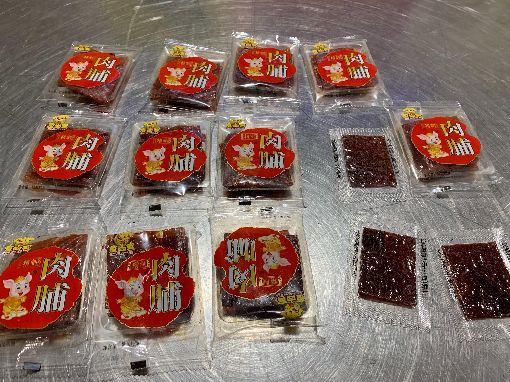 今（18）日就有陸配夾帶15片豬肉乾，被海關及防檢局人員查獲，桃園機場開出首張20萬元罰鍰單。（台北關提供）