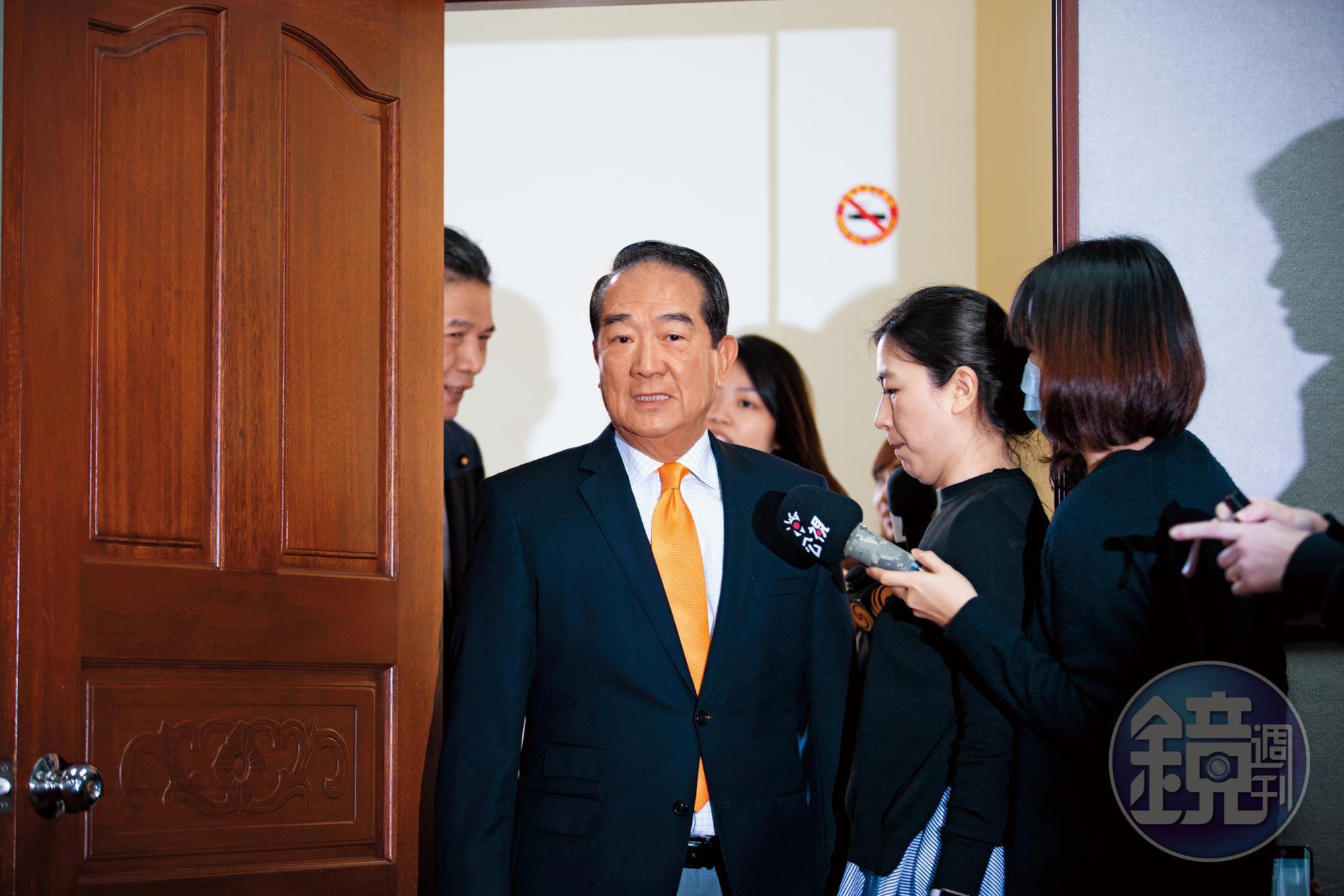 花蓮縣府高官找記者當輿情調查員,還搬出宋楚瑜(圖)說服他們當「體制外民間好友」。