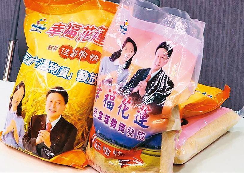 人稱「花蓮王」的傅崐萁,照片曾登上米袋包裝,連老人愛心乘車卡都印上全家福合照。(翻攝自民視新聞)